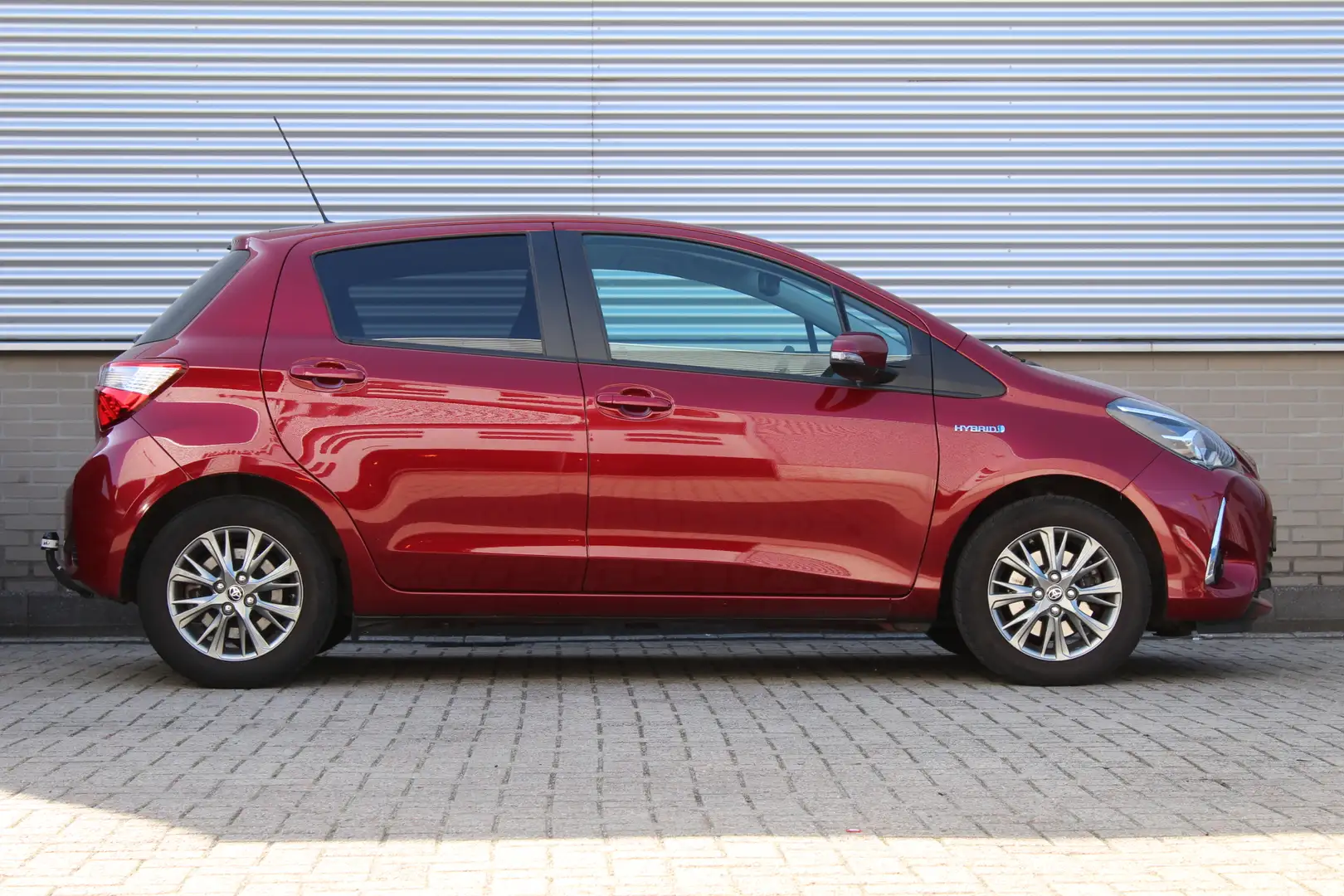 Toyota Yaris 1.5 Hybrid Dynamic | Trekhaak | Incl. Winterset | Rouge - 2