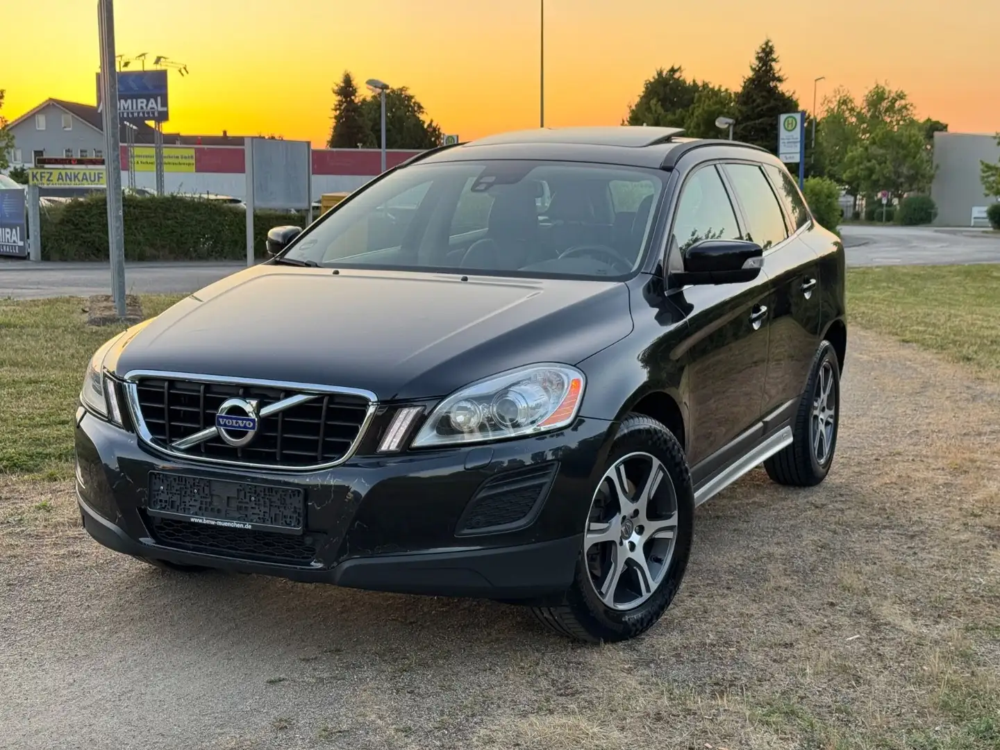 Volvo XC60 Summum AWD Pano Leder Navi Kamera AHK 1-Ha Schwarz - 1