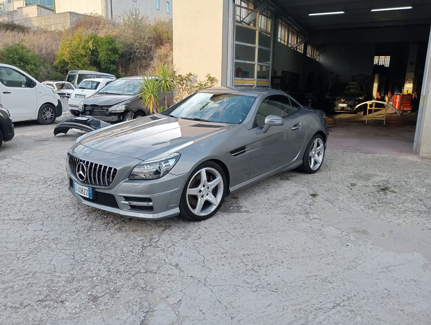 Mercedes-Benz SLK Premium AMG Gri - 2