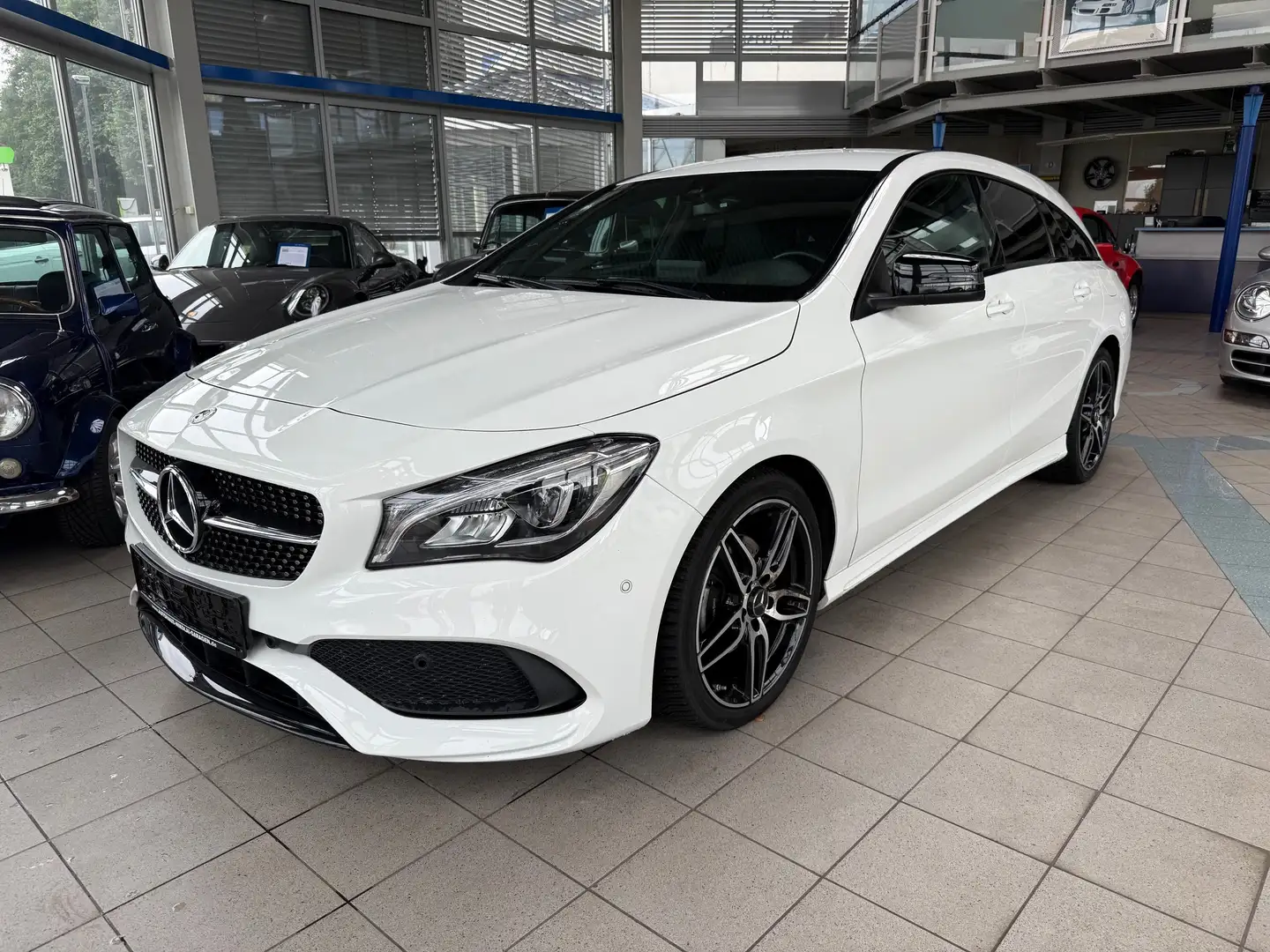 Mercedes-Benz CLA 200 Shooting Brake   AMG Line Alb - 1