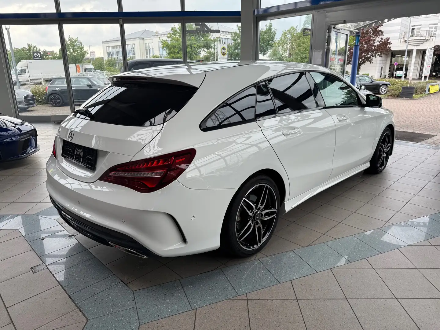 Mercedes-Benz CLA 200 Shooting Brake   AMG Line Alb - 2