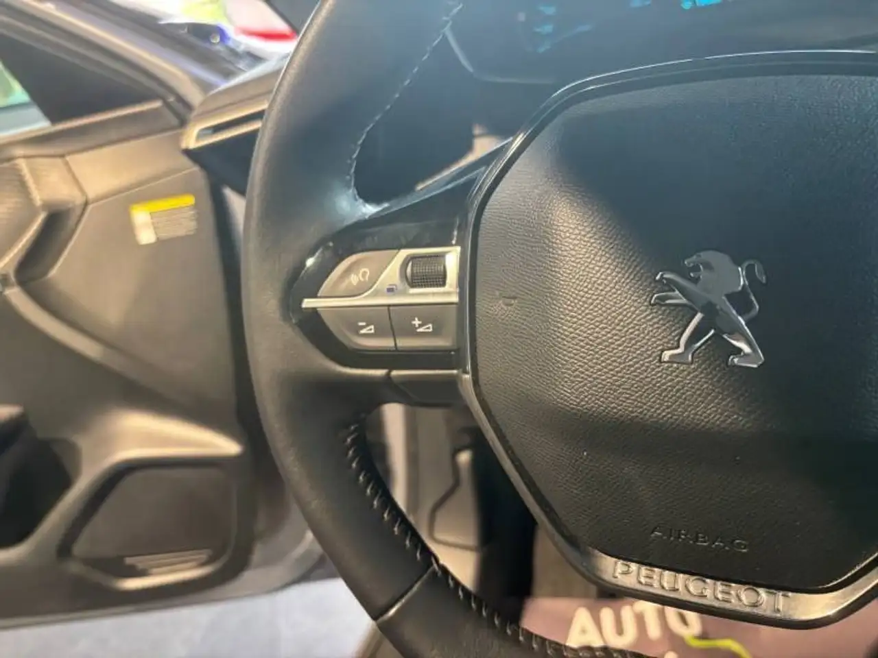 Peugeot 208 208 Elektro — photo 14