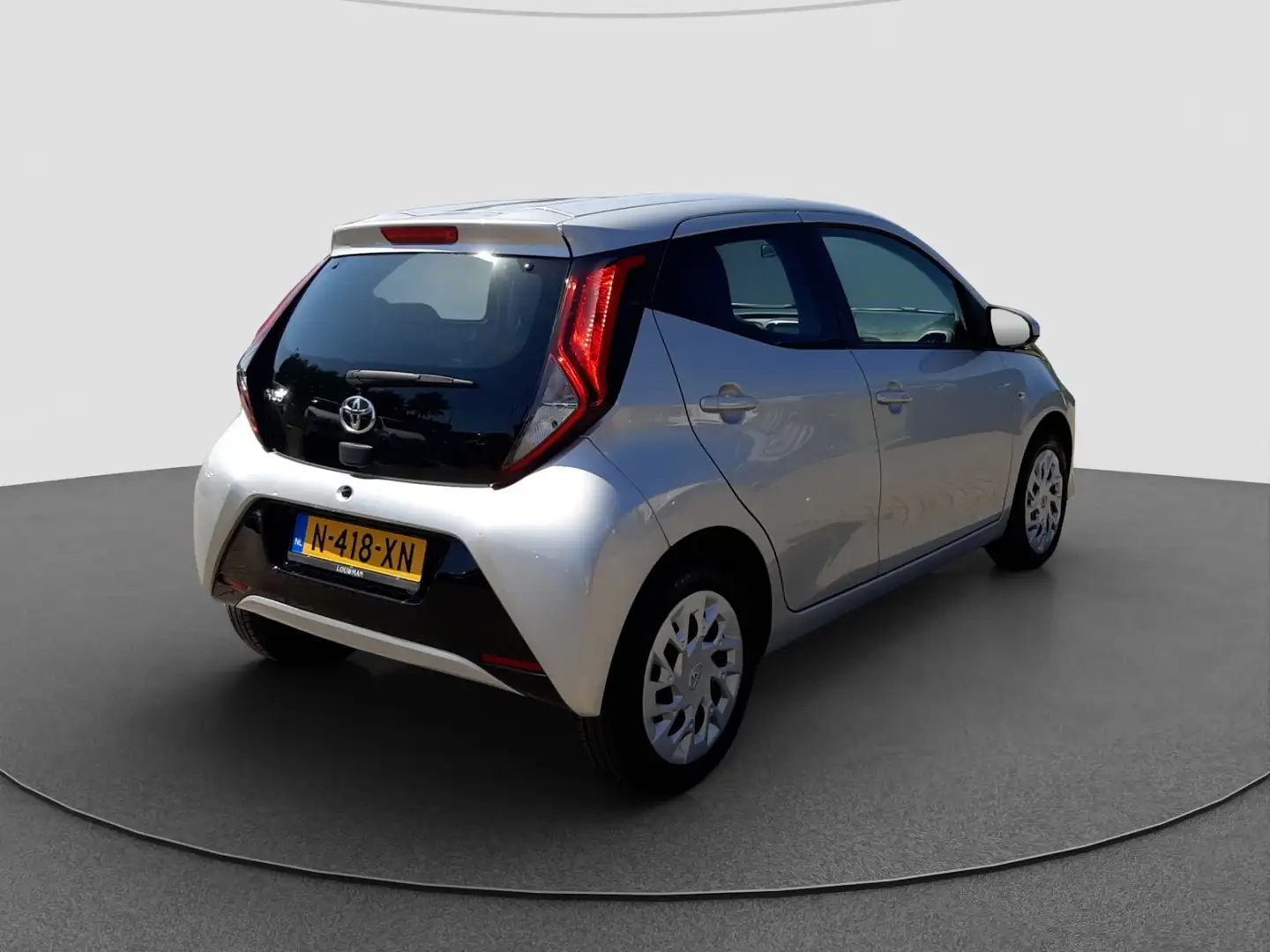 Toyota Aygo 1.0 VVT-i x-play | Airco | Camera | Apple Carplay Grigio - 2
