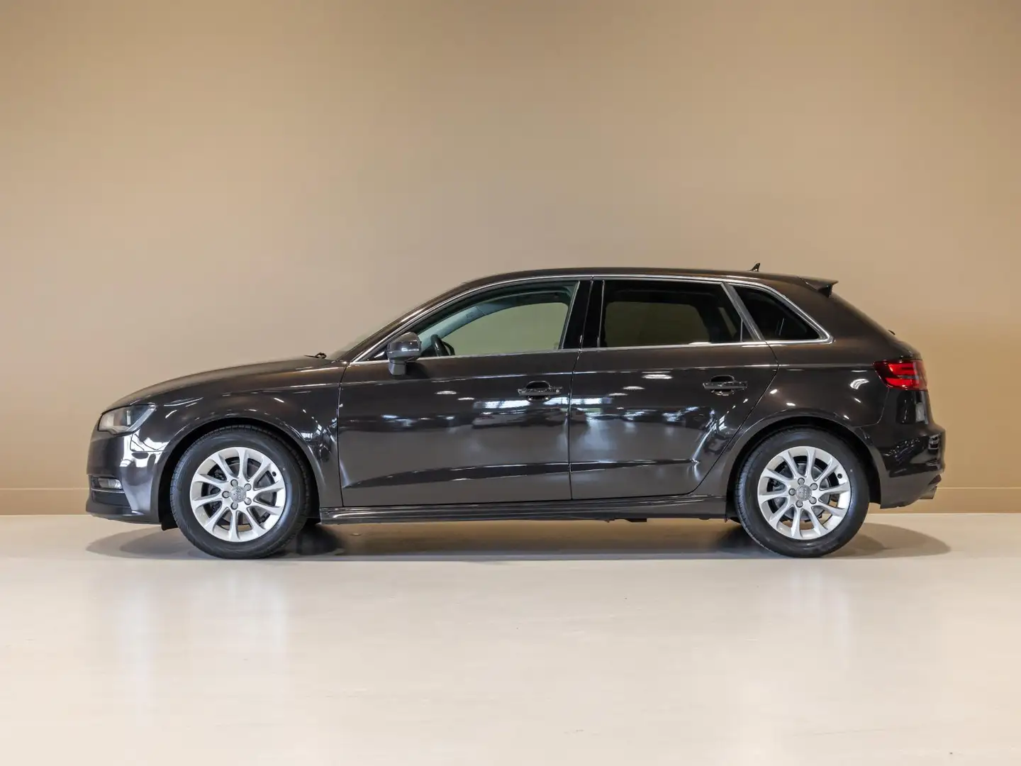 Audi A3 Sportback 1.6 TDI ultra Edition / 110pk / Navigati Bruin - 2