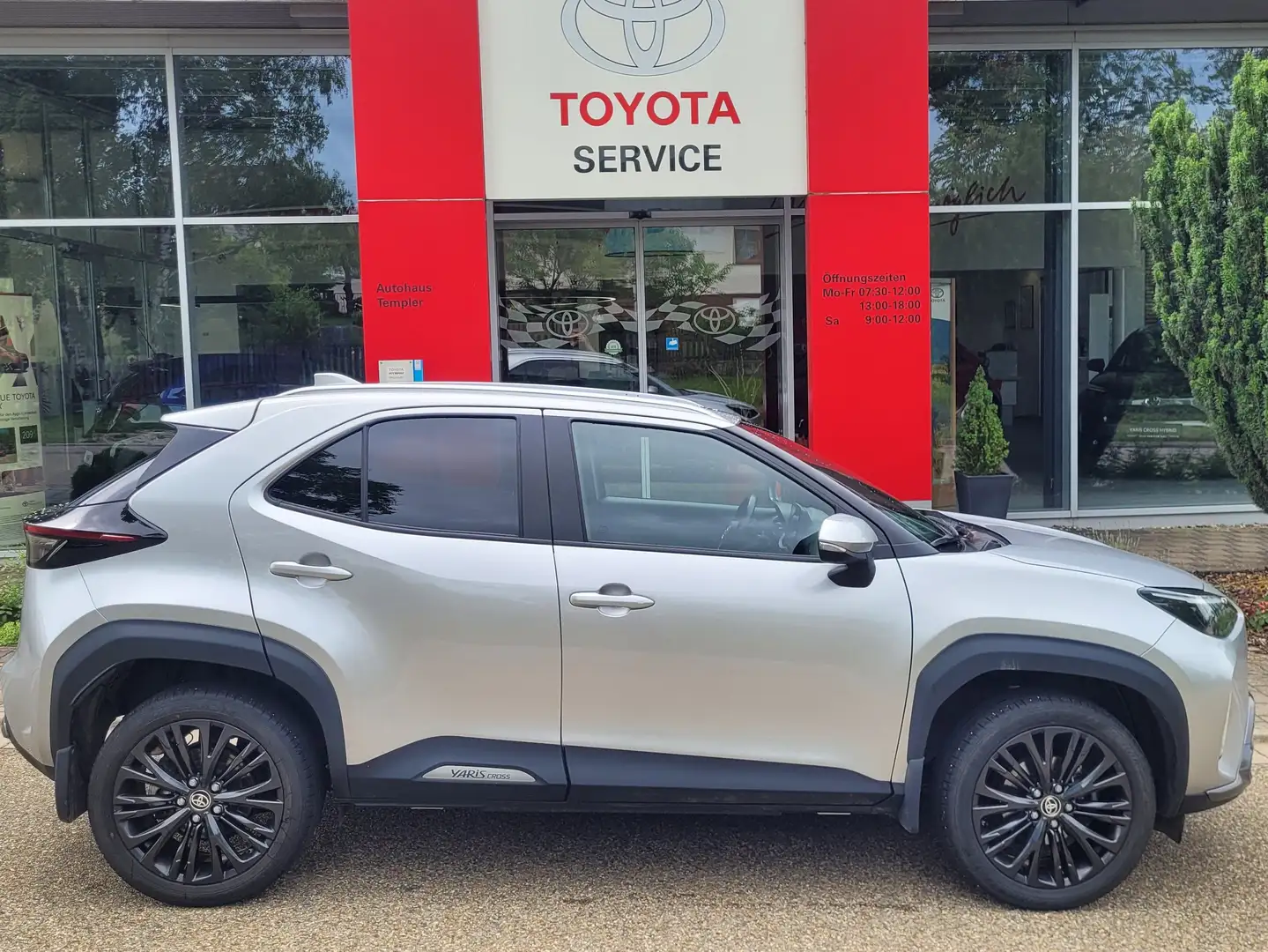 Toyota Yaris Cross Hybrid AWD-i 4x4 Adventure LED, NAVI, SHZ, AHK Silber - 1