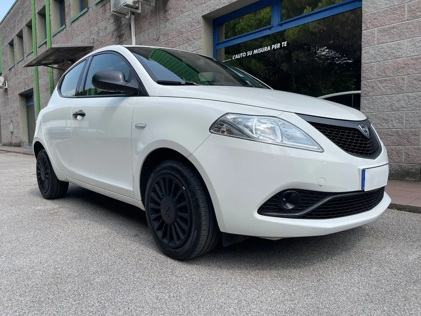 Lancia Ypsilon 1.0 70CV HYBRID GOLD 5 POSTI UNIPROPRIETARIO Bianco - 1