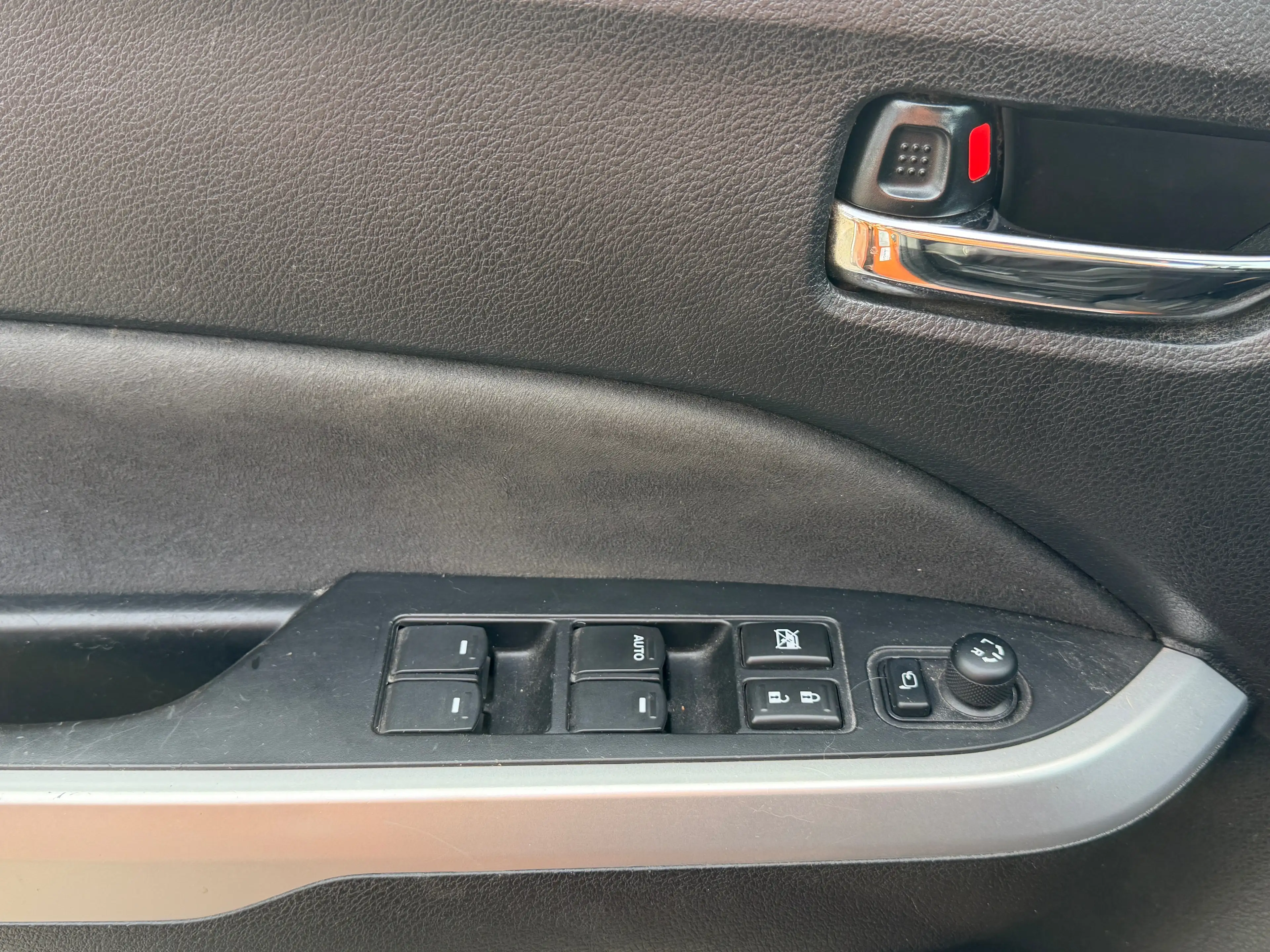 Suzuki Vitara 1.6 DDiS Comfort 4x2 mit Anhängerkupplung — photo 11