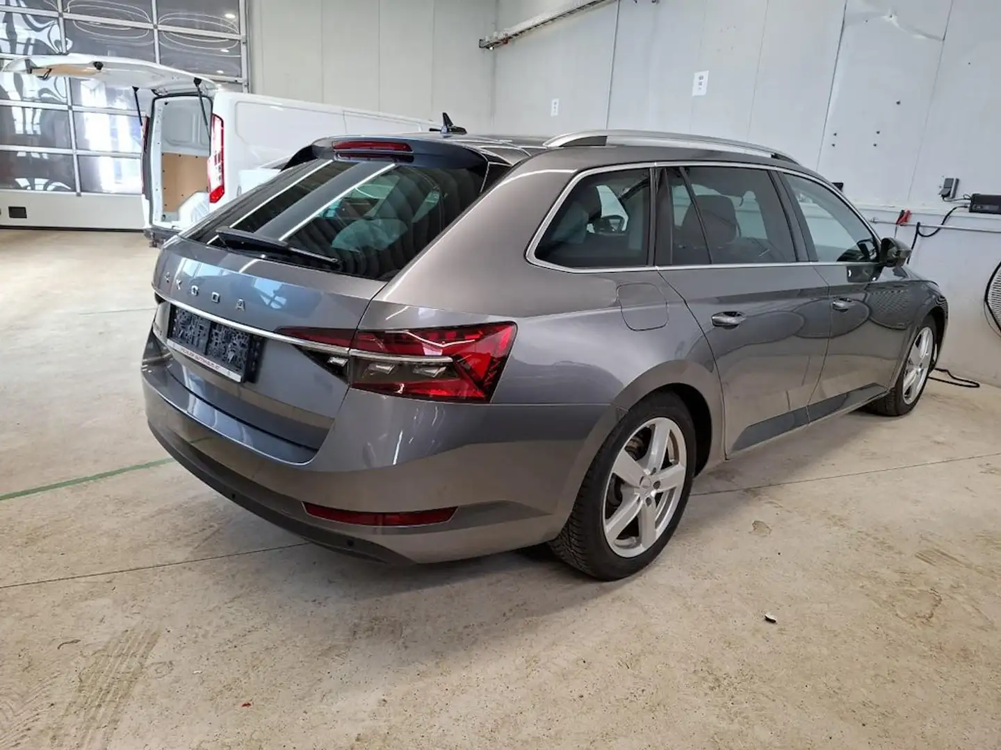 Skoda Superb Kombi 2.0 TDI DSG Style ** LED * NAVI * KAMERA Grau - 2