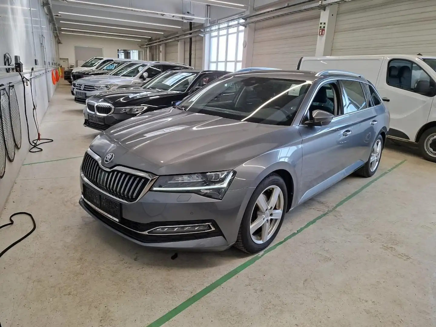 Skoda Superb Kombi 2.0 TDI DSG Style ** LED * NAVI * KAMERA Grau - 1
