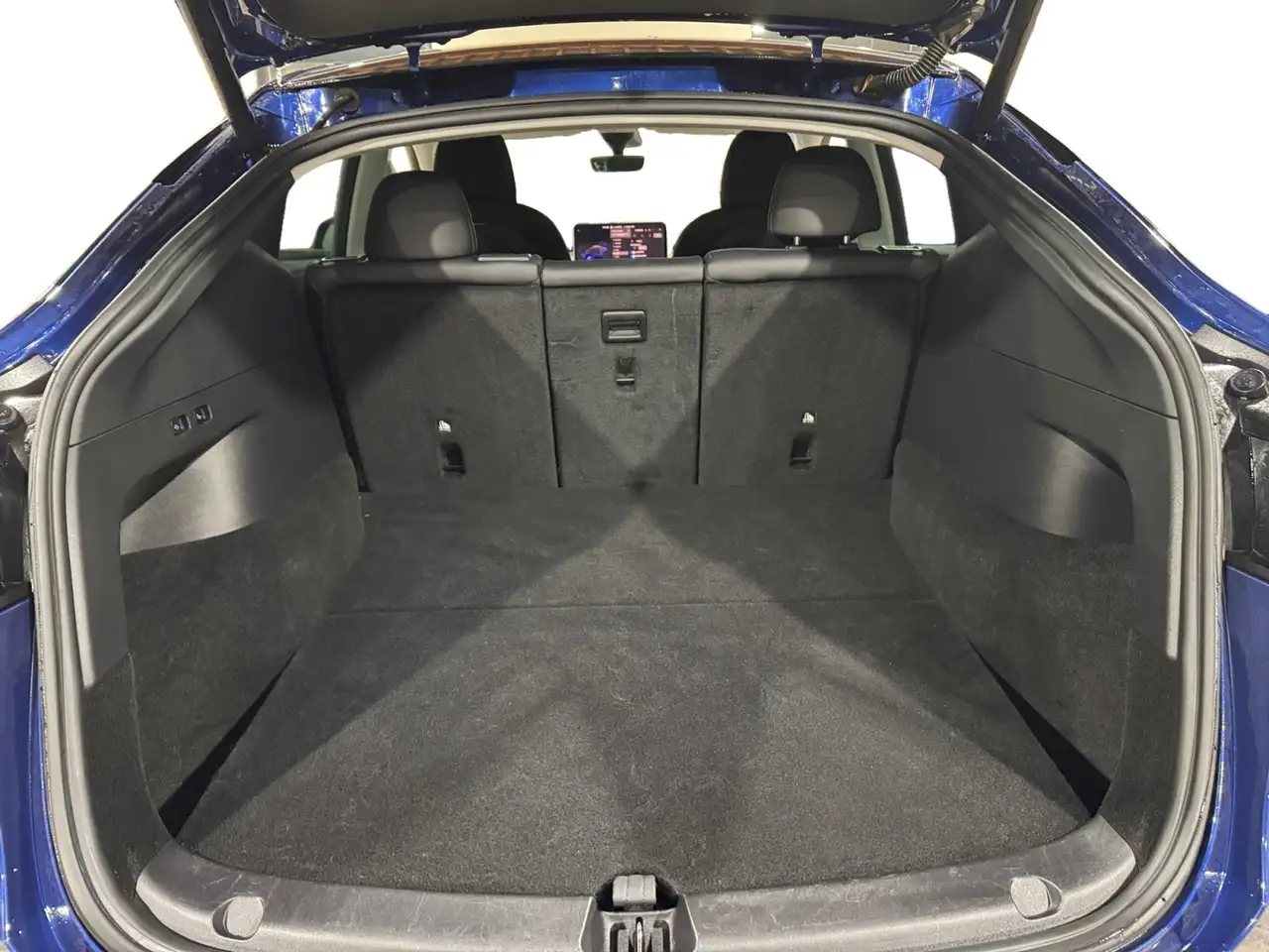 Tesla Model Y снимка Tesla Model Y