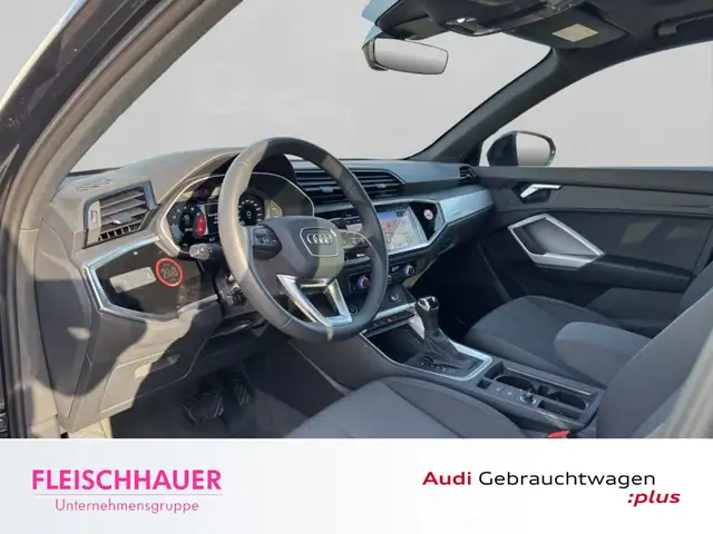 Audi Q3 view 10