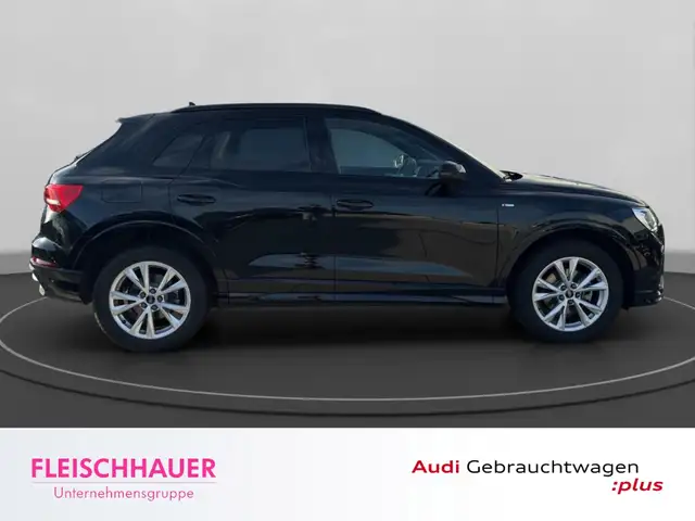 Audi Q3 view 8