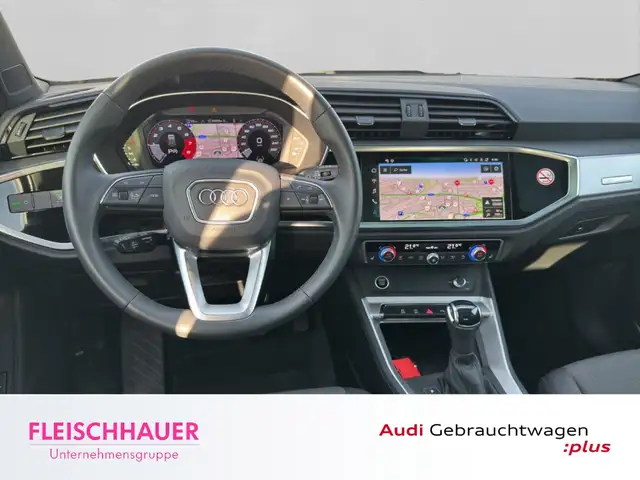 Audi Q3 view 15