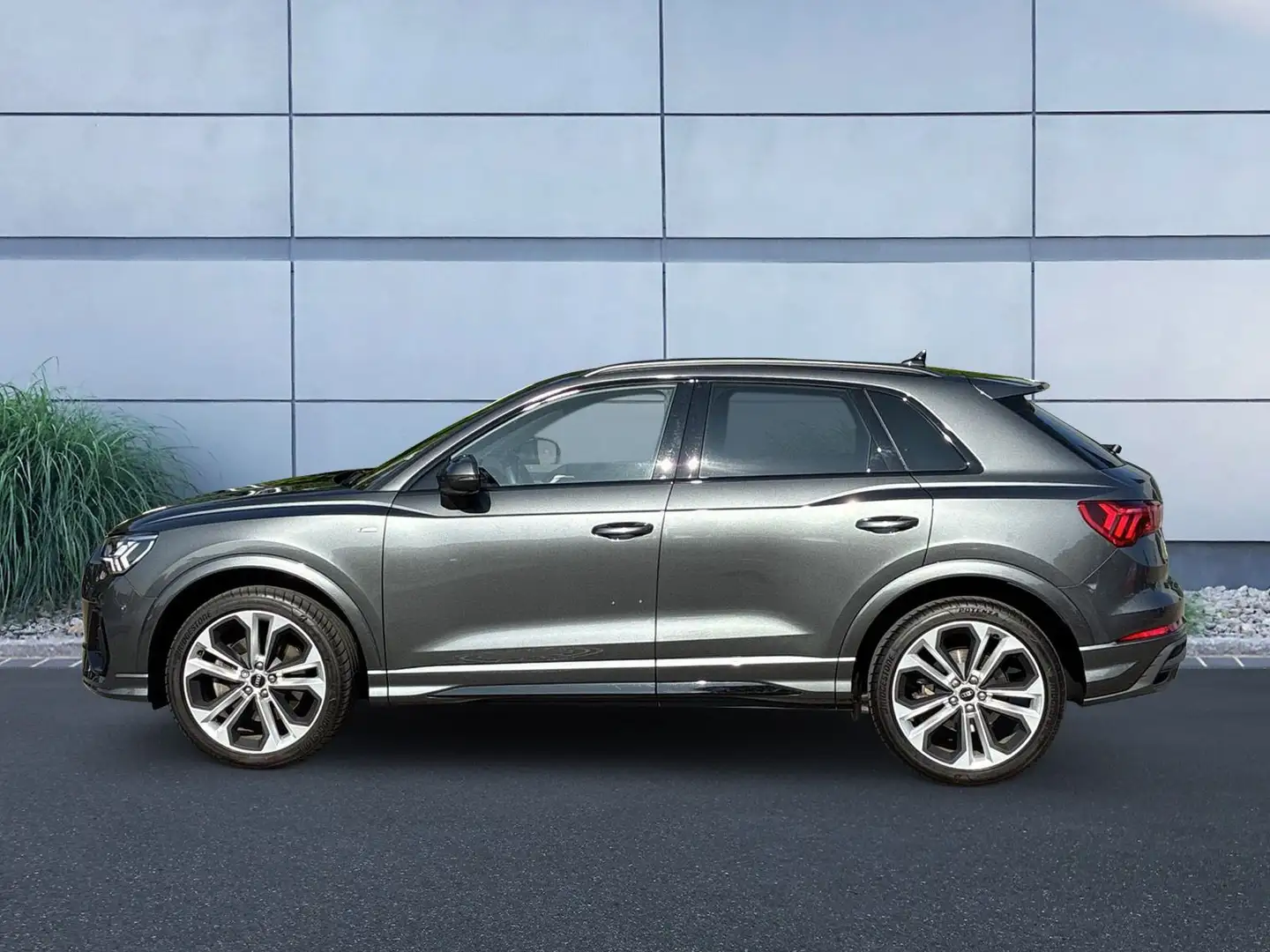Audi Q3 S line 40 TFSI quattro 140(190) kW(PS) S tron Grau - 2