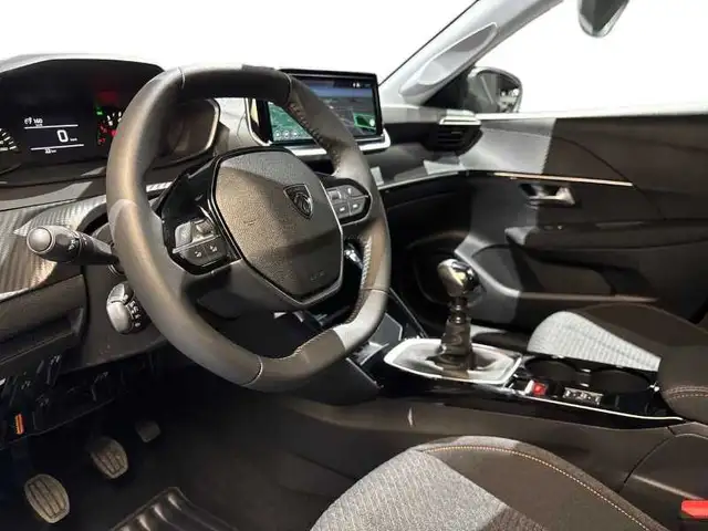 Peugeot 208 view 11