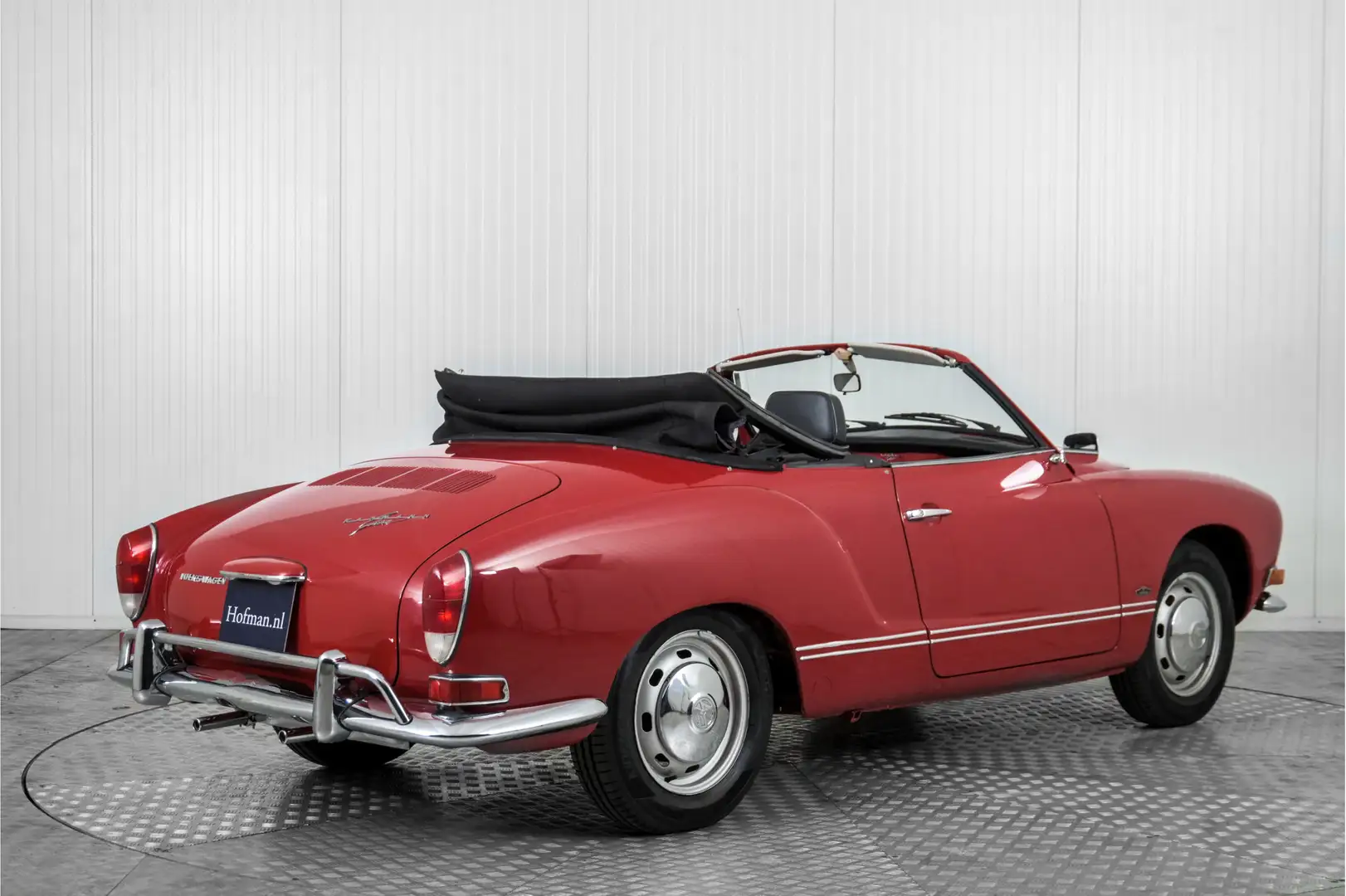 Volkswagen Karmann Ghia cabrio . Red - 2