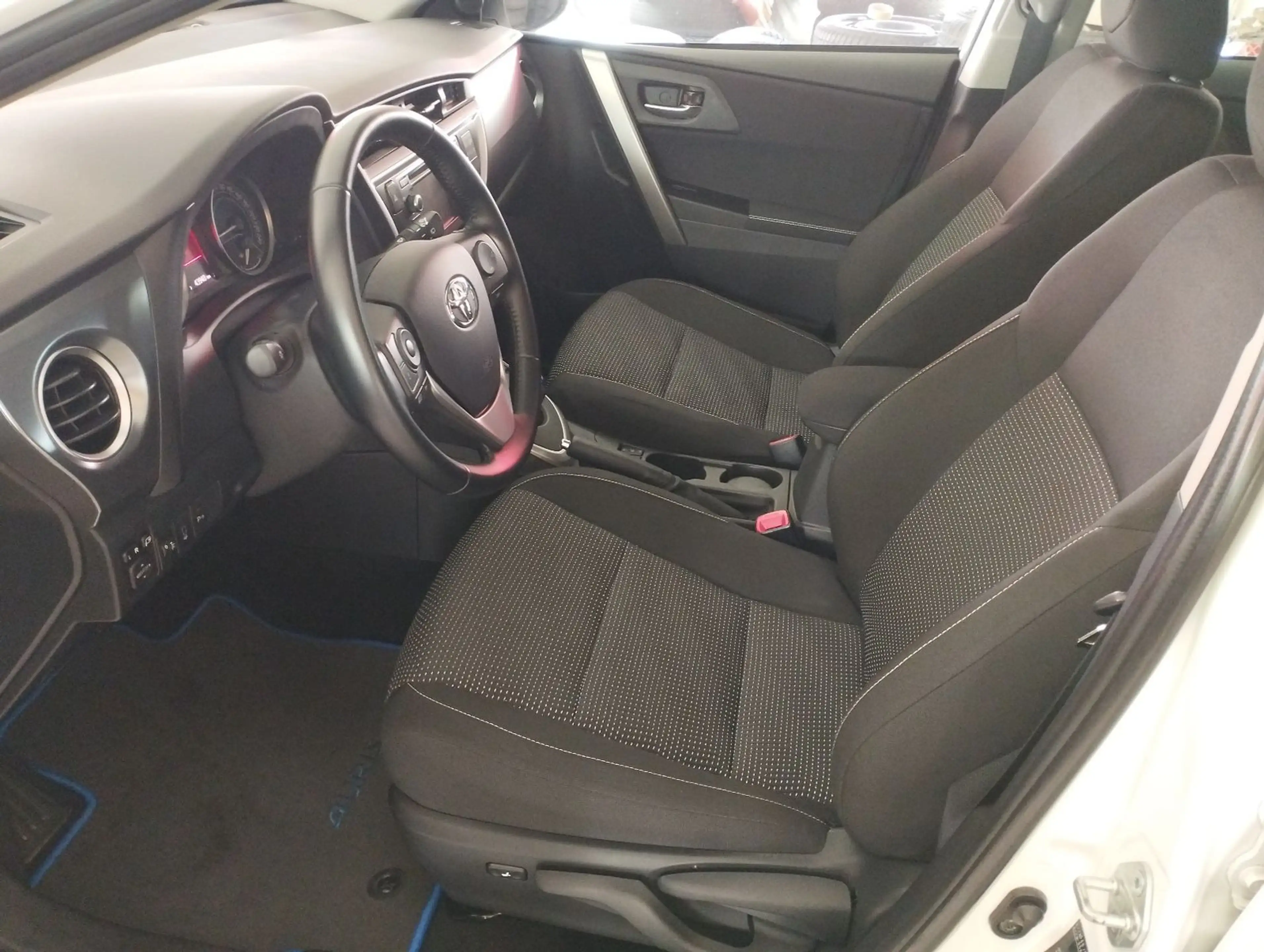 Toyota Auris -Navi-Bluetooth-Sitzh.- — photo 14
