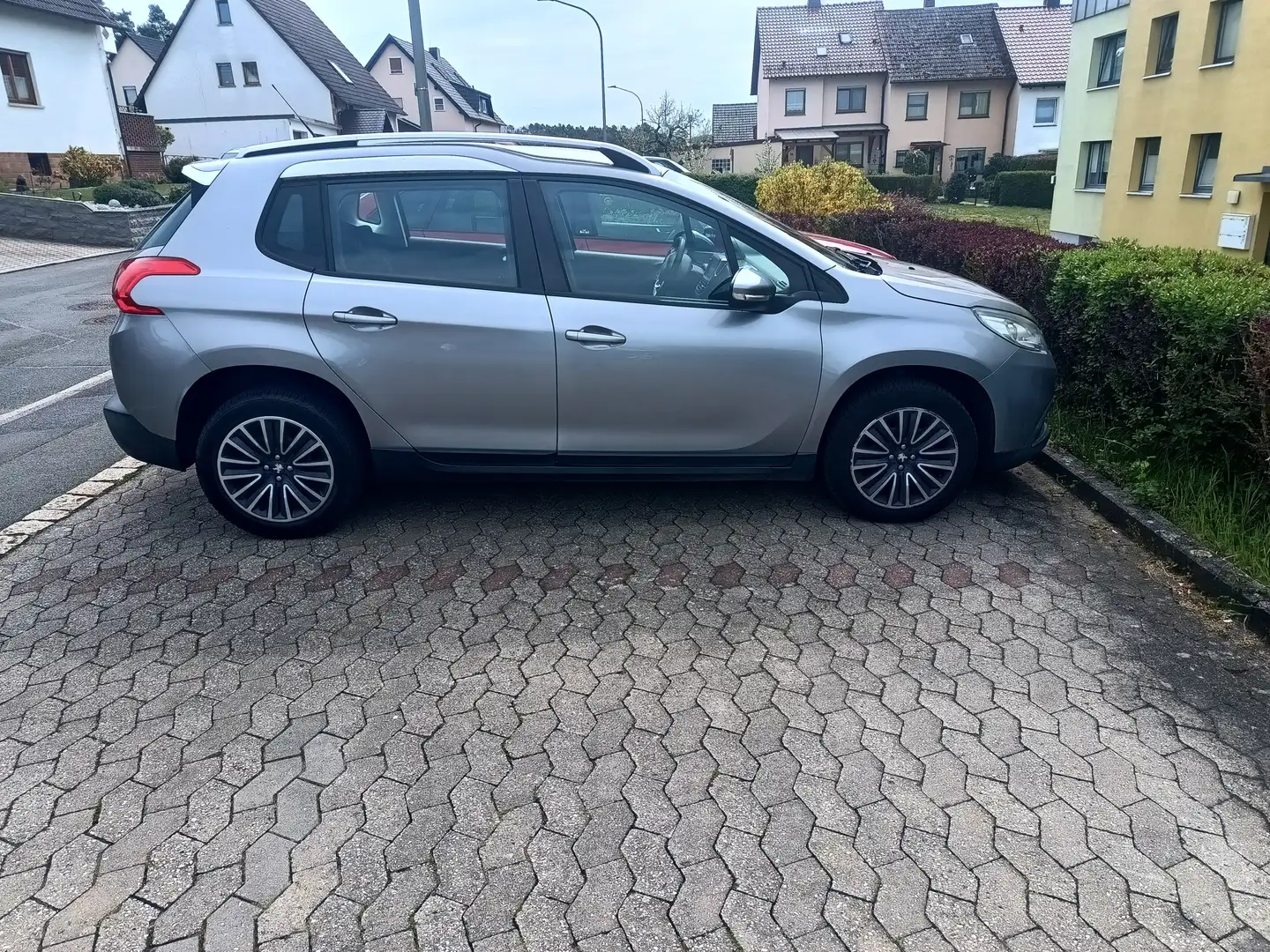 Peugeot 2008 2008 e-HDi FAP 92 STOP Grau - 1