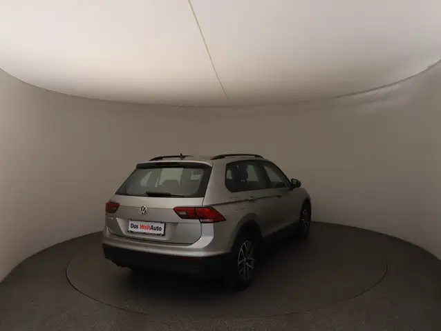 Volkswagen Tiguan view 4