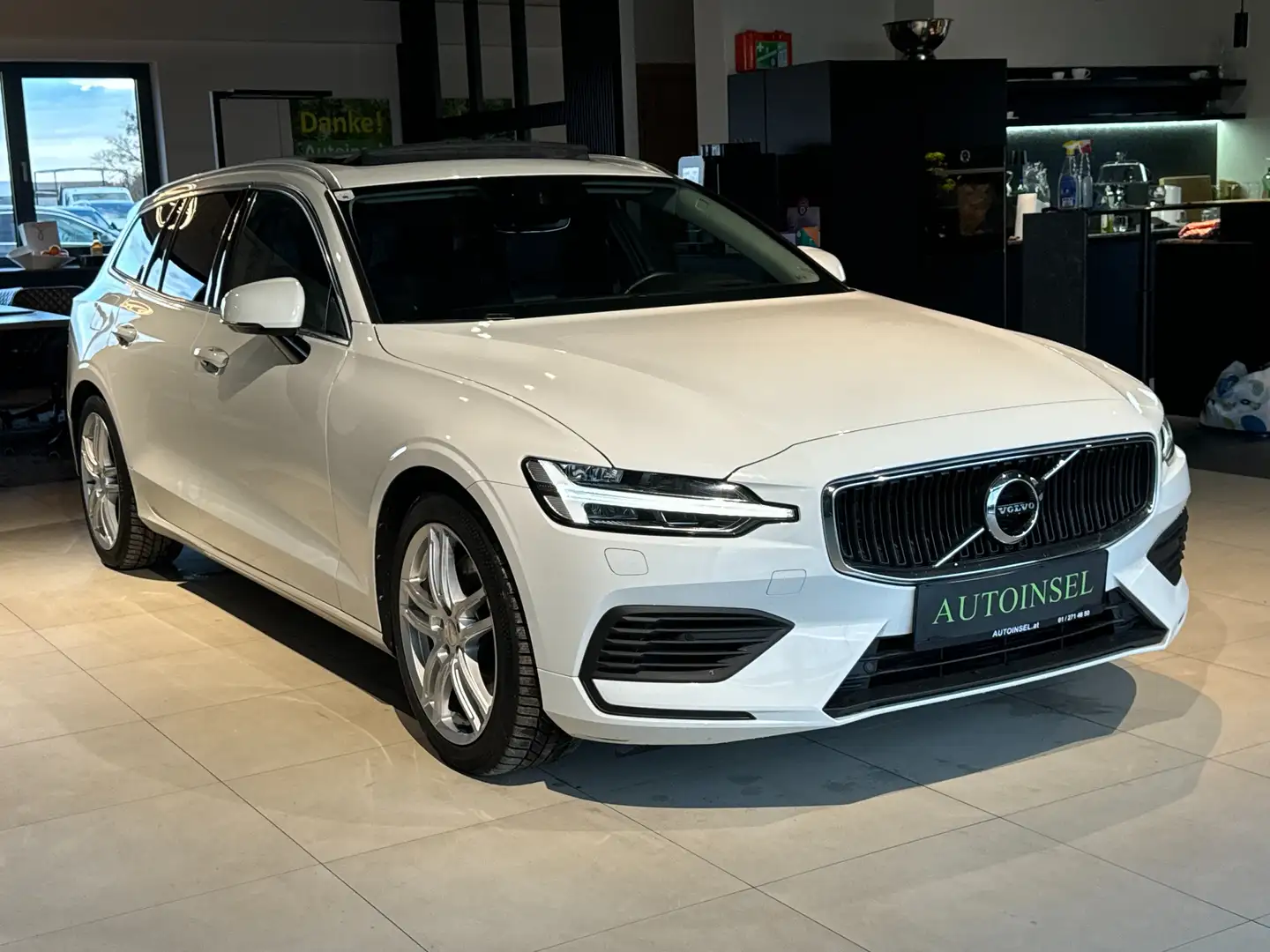 Volvo V60 T8 Twin Engine Momentum Pro Weiß - 2