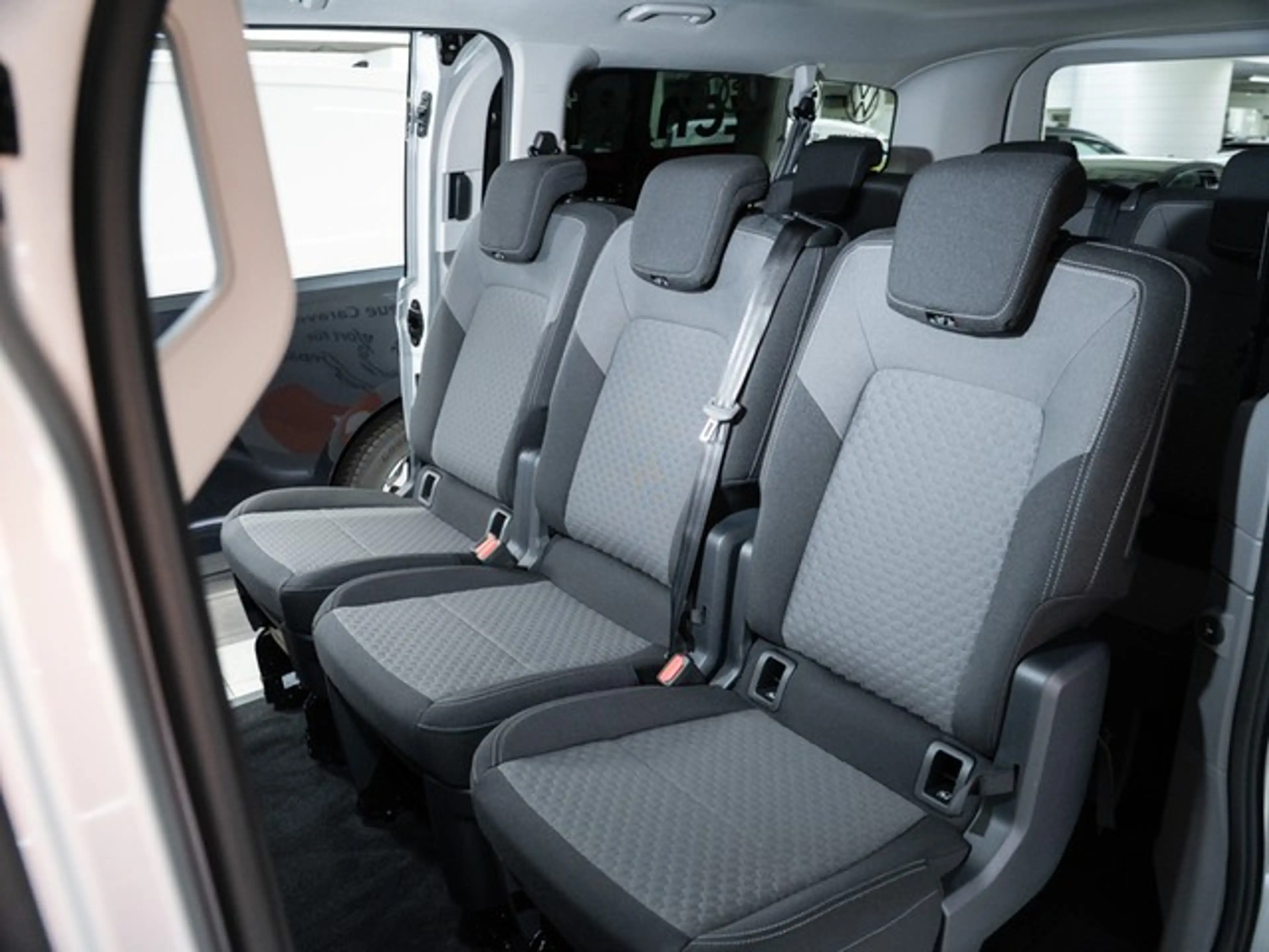 Volkswagen T7 Caravelle Style LR TDI DSG 9-Sitzer AHK — photo 7