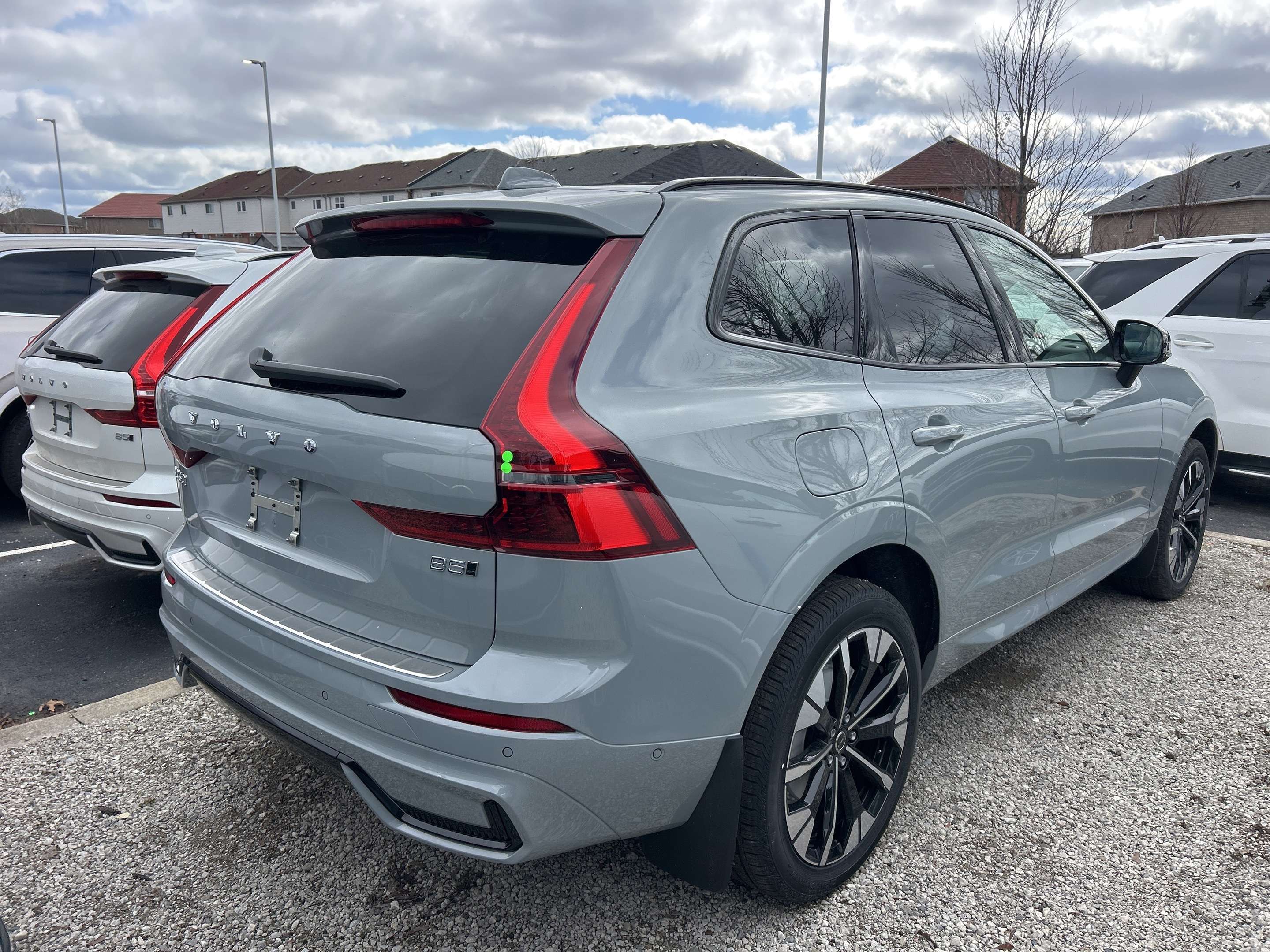 2026 Volvo XC60 B5 AWD Plus Dark Theme alt 3