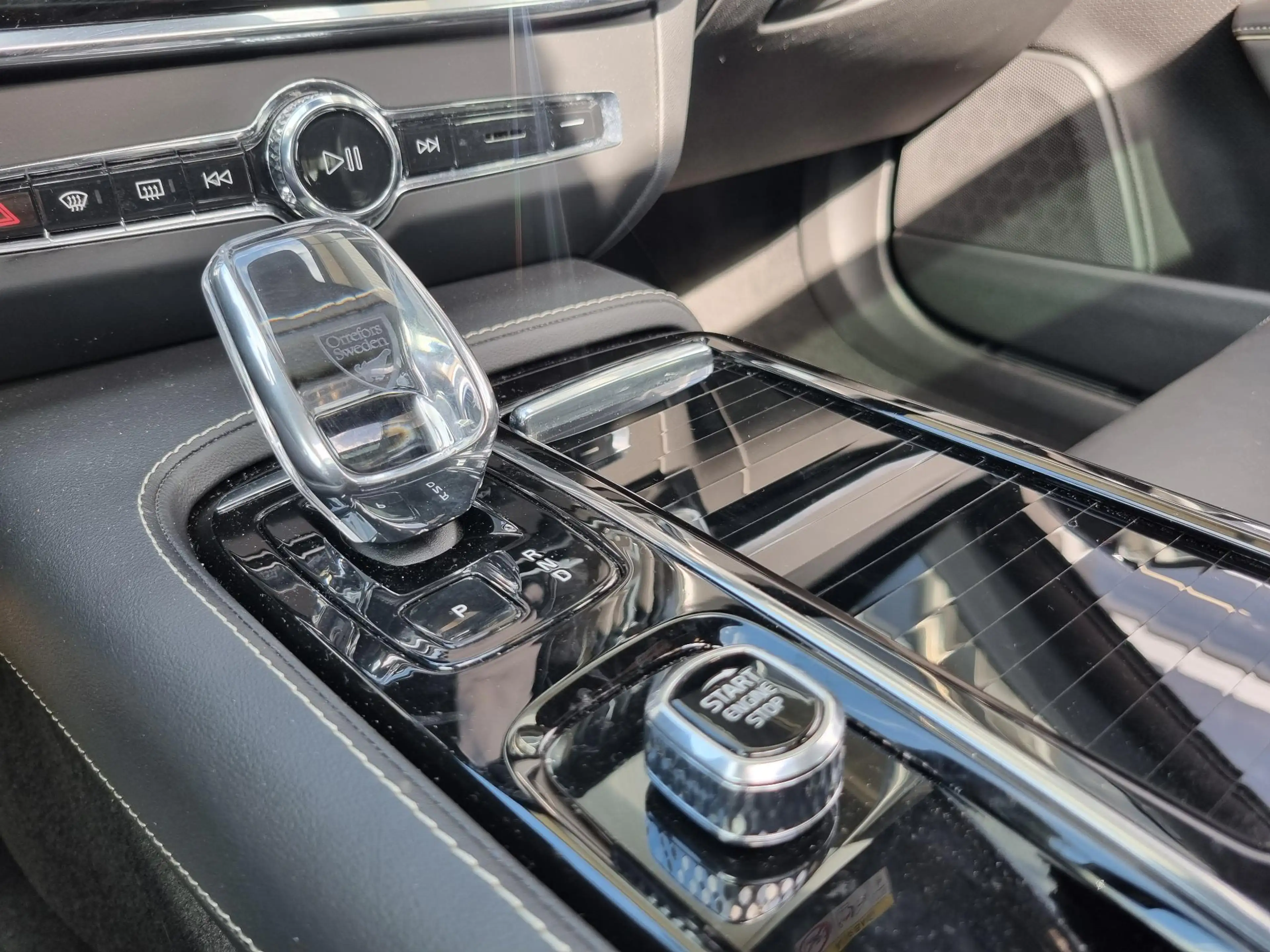 Volvo V90 2.0 T6 Plug-in hybrid AWD Ultra Dark LEER / PANORA — photo 13