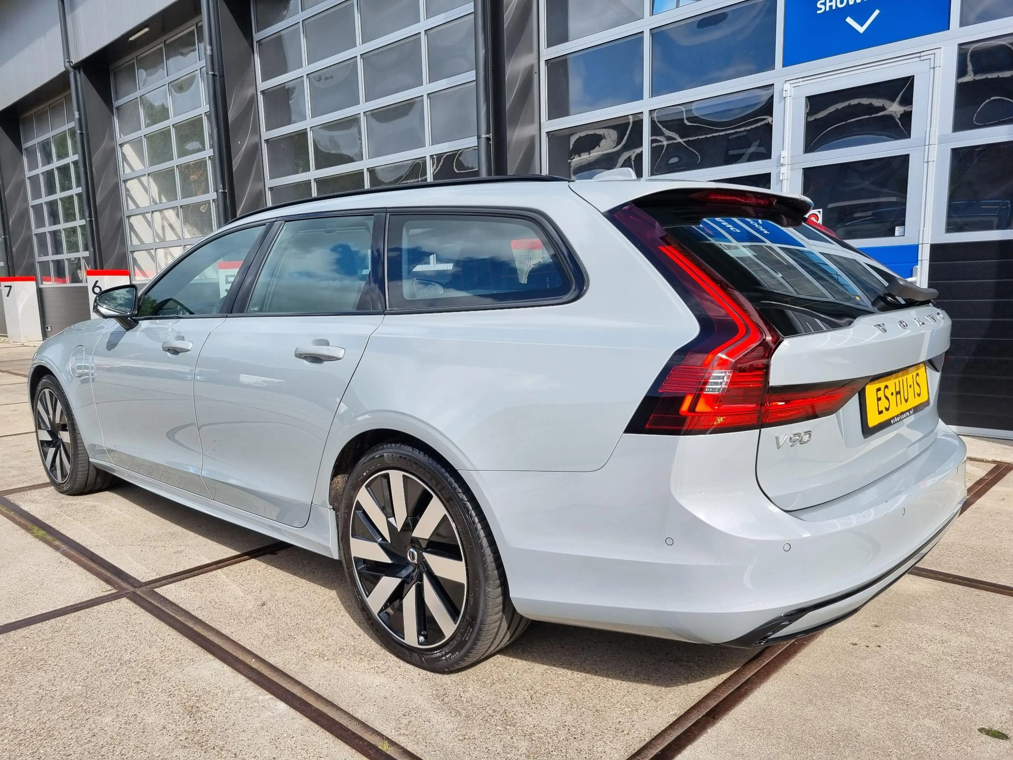 Volvo V90 2.0 T6 Plug-in hybrid AWD Ultra Dark LEER / PANORA — photo 32