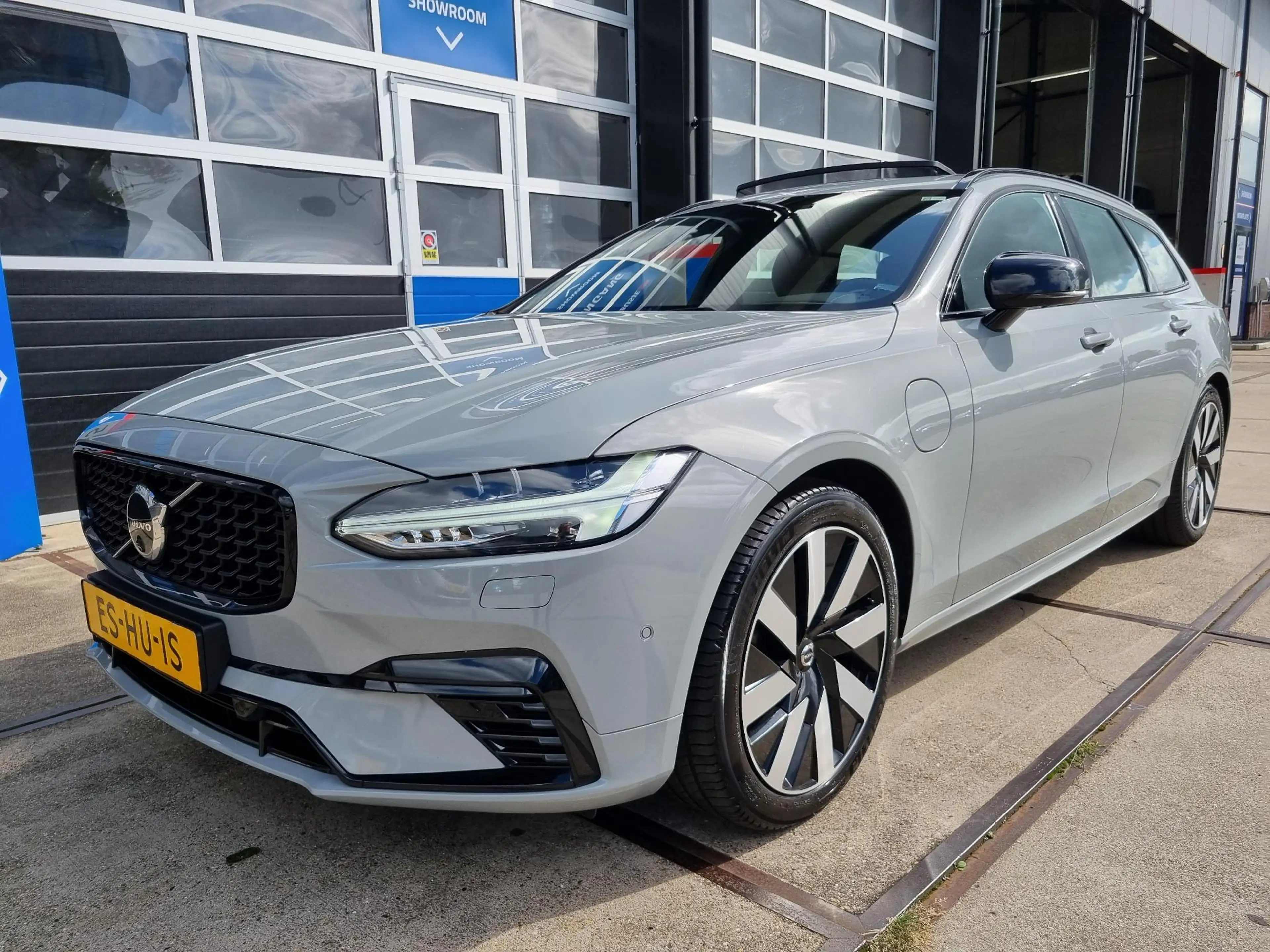 Volvo V90 2.0 T6 Plug-in hybrid AWD Ultra Dark LEER / PANORA — photo 31