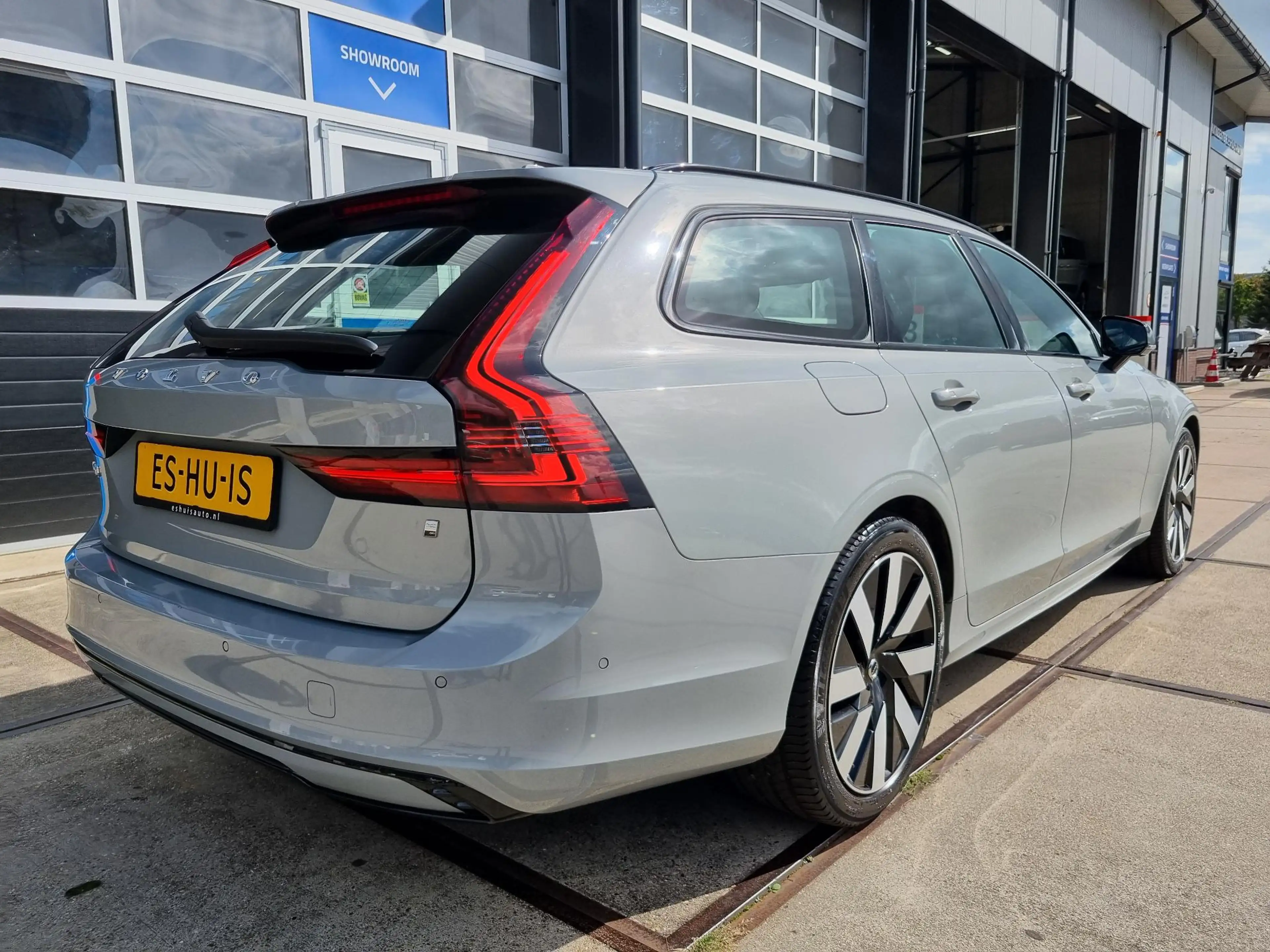 Volvo V90 2.0 T6 Plug-in hybrid AWD Ultra Dark LEER / PANORA — photo 3