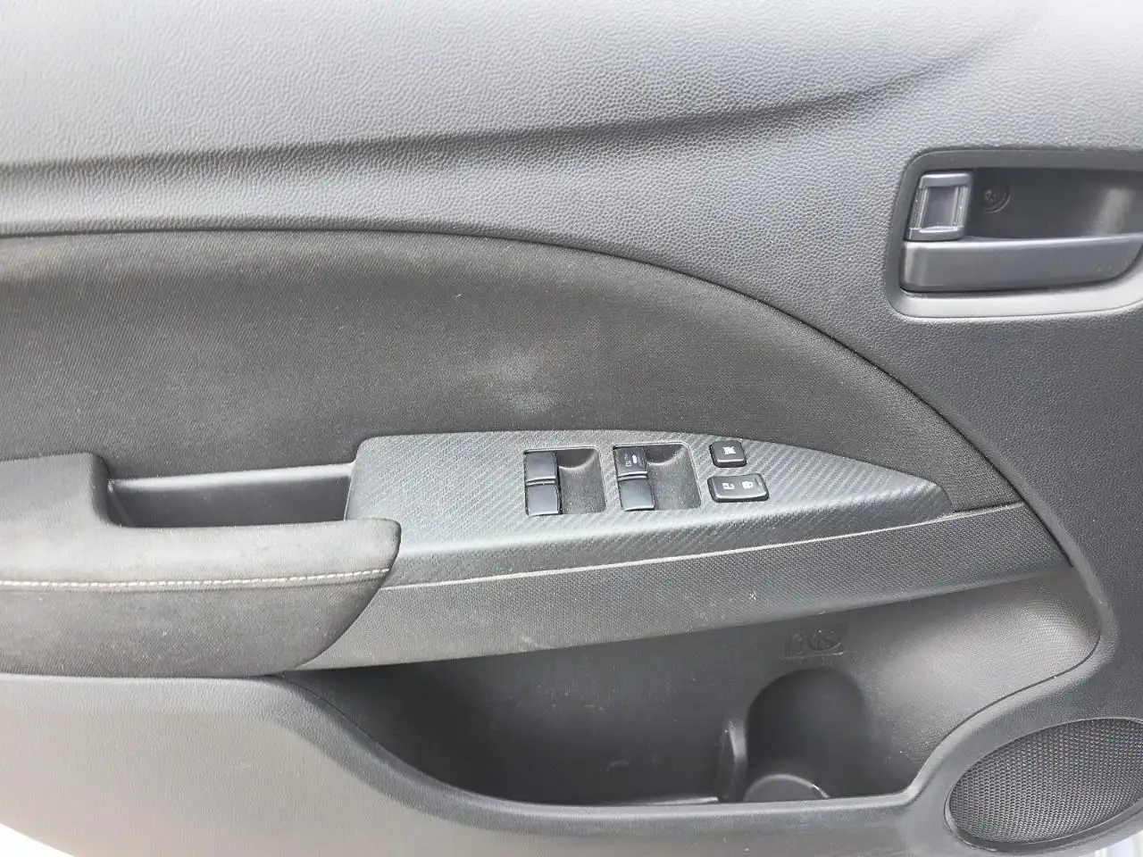 Mitsubishi Mirage снимка Mitsubishi Mirage