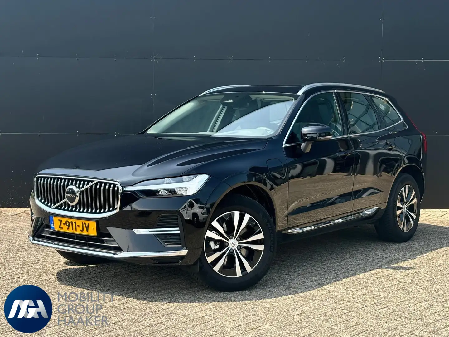 Volvo XC60 2.0 T6 Plug-in hybrid AWD Essential Edition Bright Zwart - 1