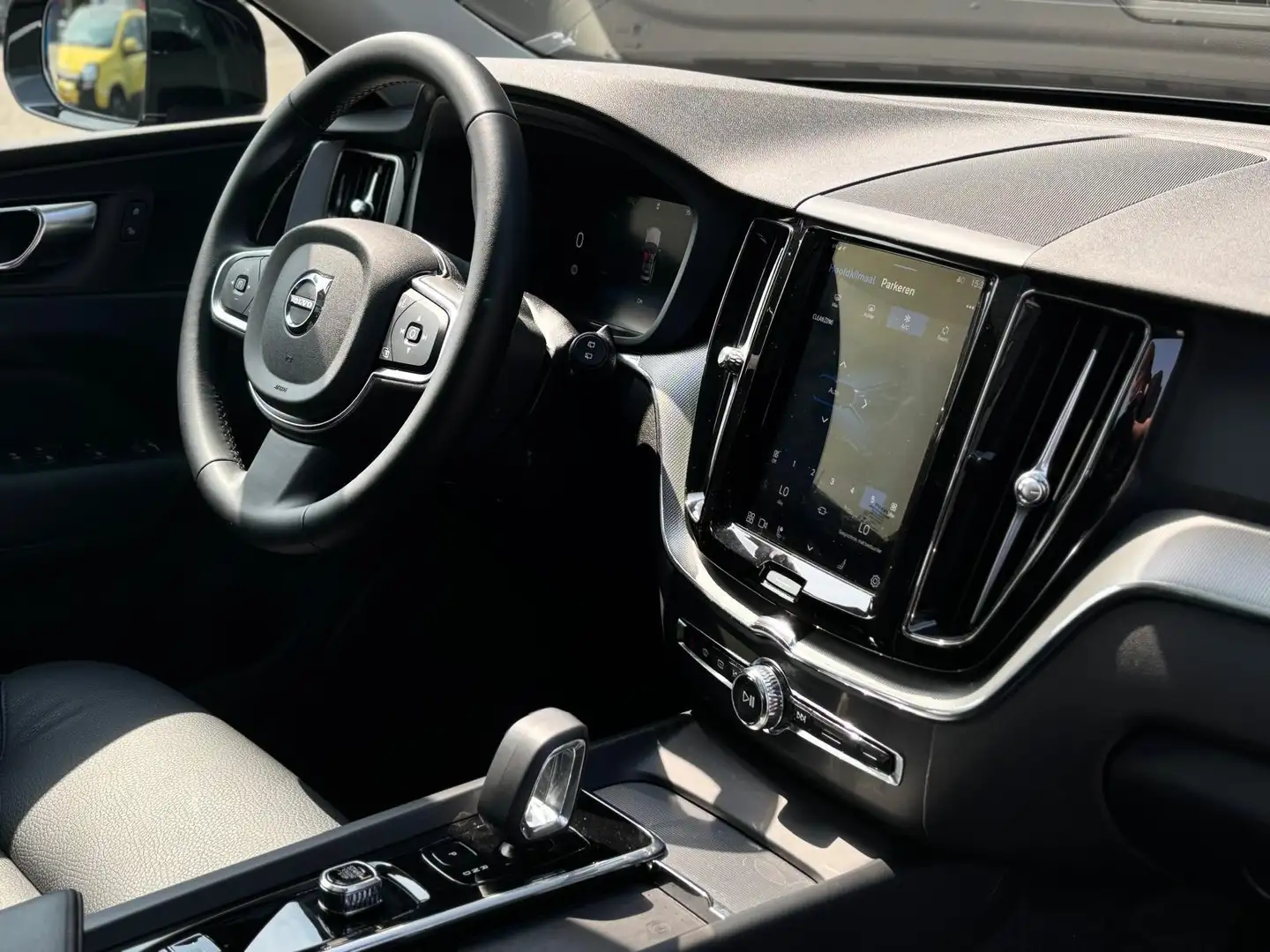 Volvo XC60 2.0 T6 Plug-in hybrid AWD Essential Edition Bright Zwart - 2