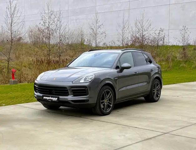 Porsche Cayenne S PHEV Platinum Edition nicely matching body/rims