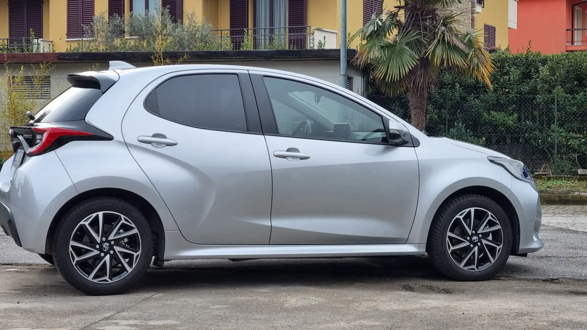 Toyota Yaris 1.5 Trend Hybrid Szary - 2