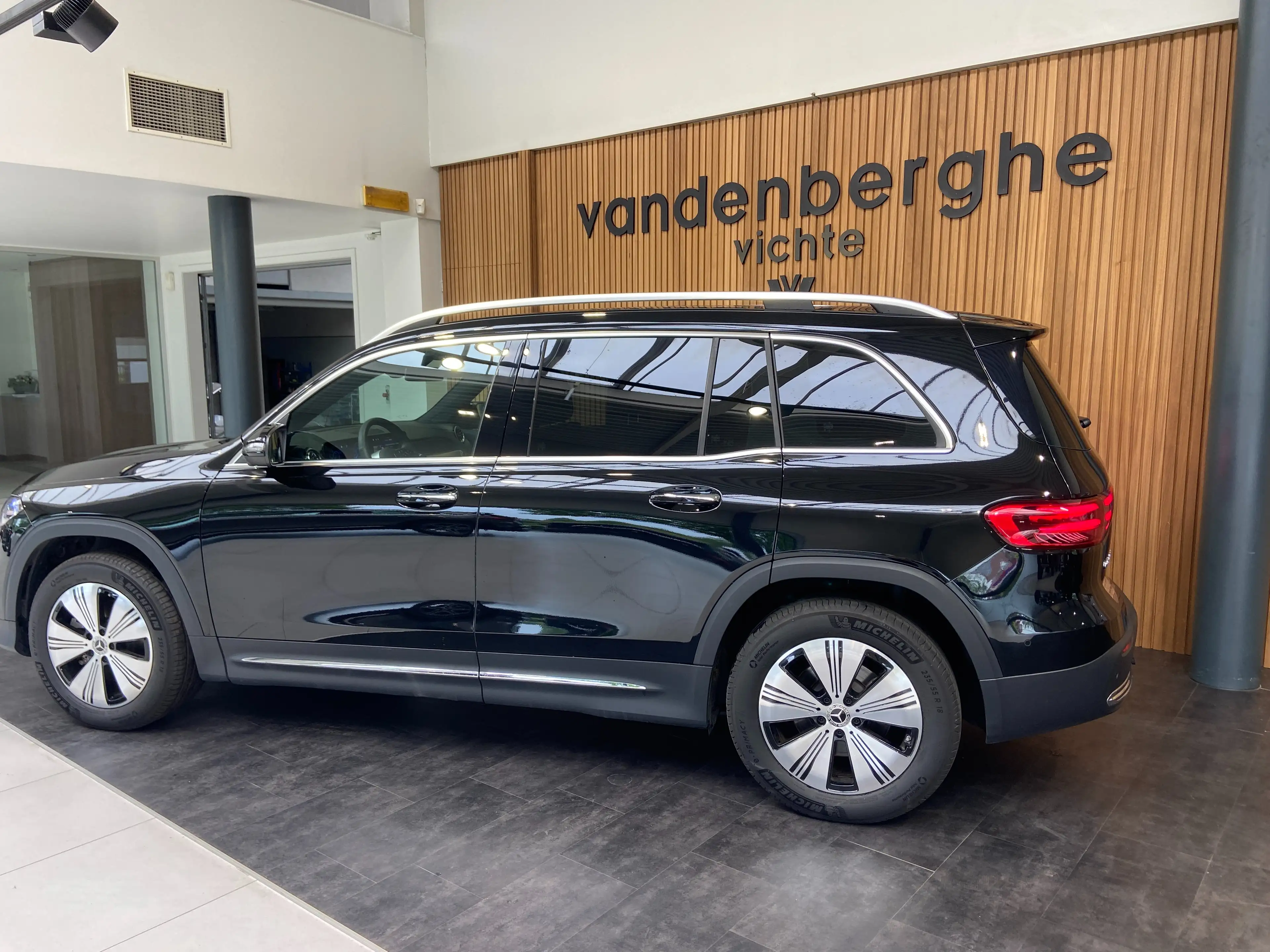Mercedes-Benz EQB 300 EQB 66.5 kWh 300 4-Matic Luxury Line — photo 2