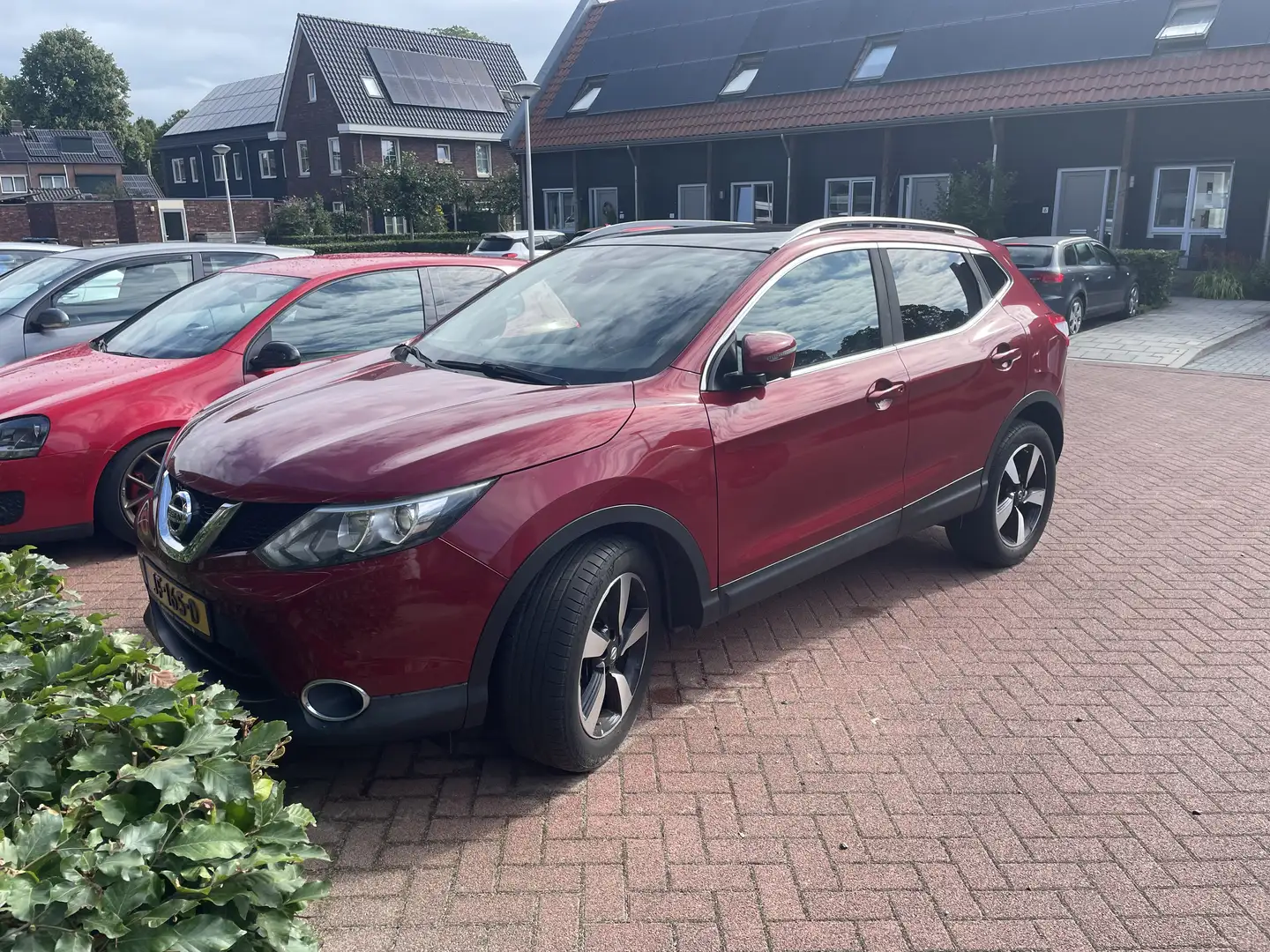 Nissan Qashqai 1.2 Connect Edition Rood - 1