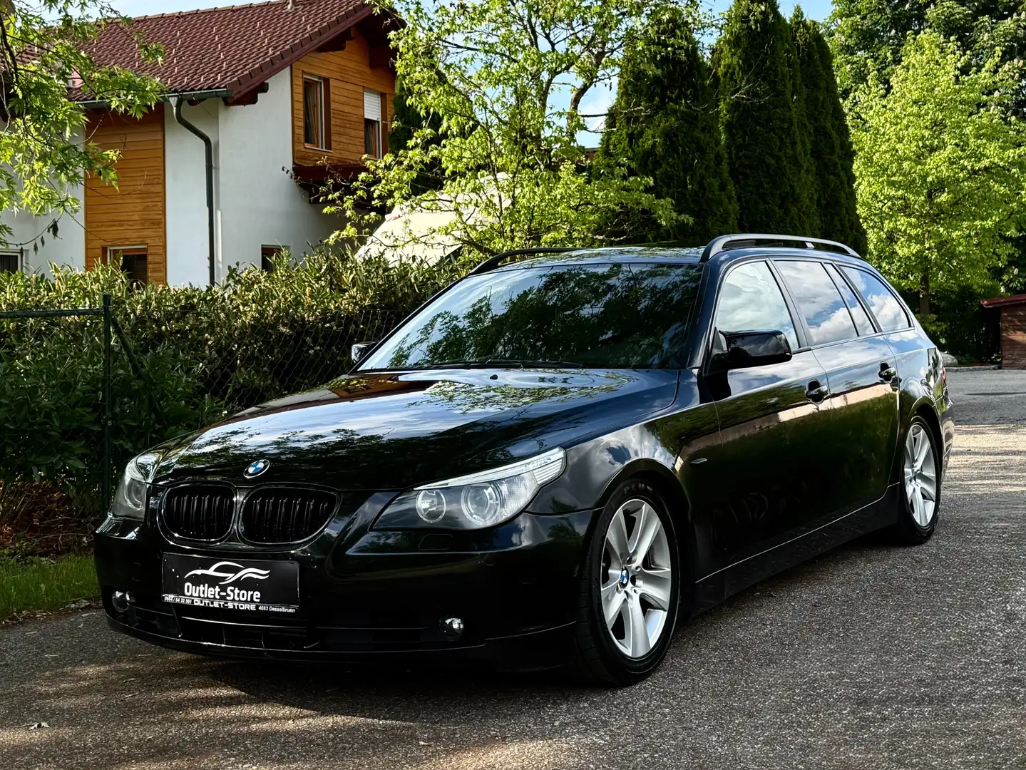 BMW 525 d Touring Aut.*Pano*Pickerl 11/2026*Bestpreis* Schwarz - 1