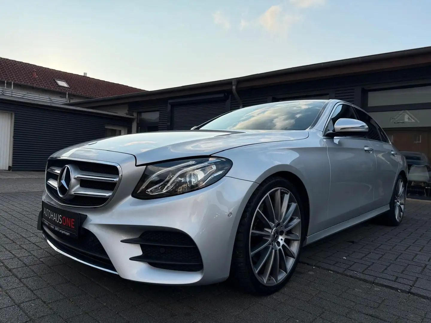 Mercedes-Benz E 220 d Limo. AMG/KAMERA/LED/20ZOLL Zilver - 1