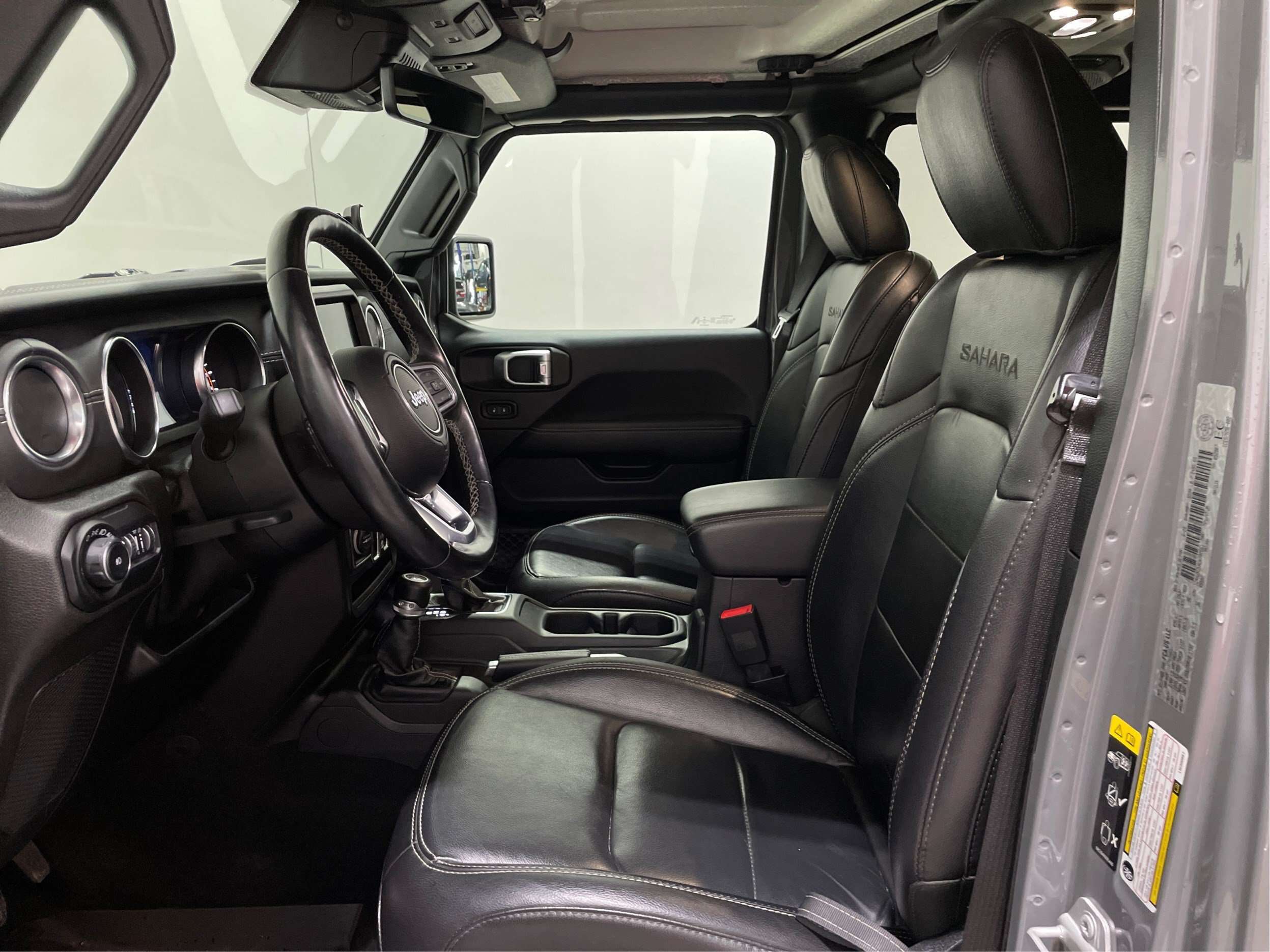 2020 Jeep Wrangler SAHARA	AWD Cuir GPS Mags Sièges chauffants Caméra — снимка 1