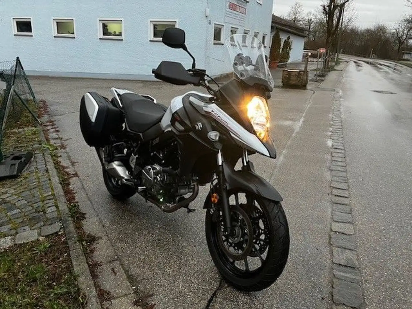 Suzuki V-Strom 650 ABS, mit Koffersatz Alb - 2