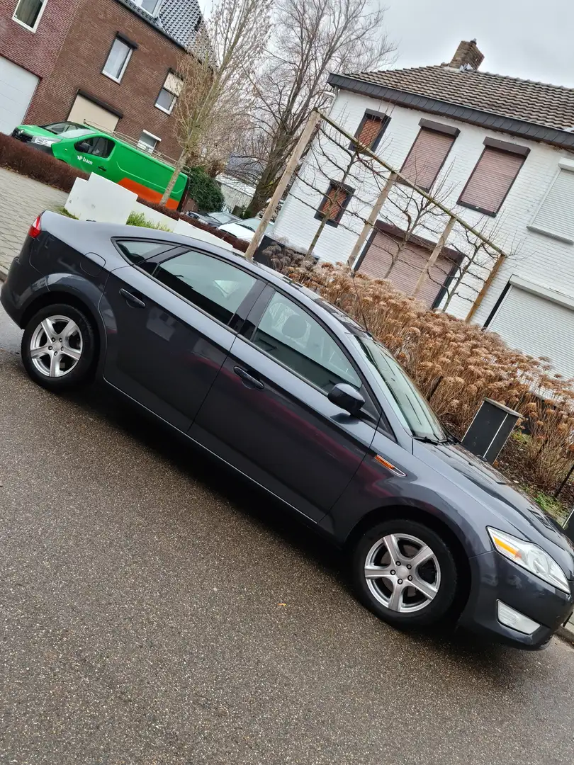 Ford Mondeo Mondeo 2.0-16V Trend Grijs - 1