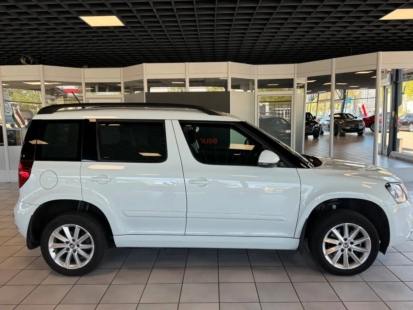 Skoda Yeti 2.0 TDI 4x4 ·Automatik·1 Hand·AHK·TÜV 04/27 Weiß - 2