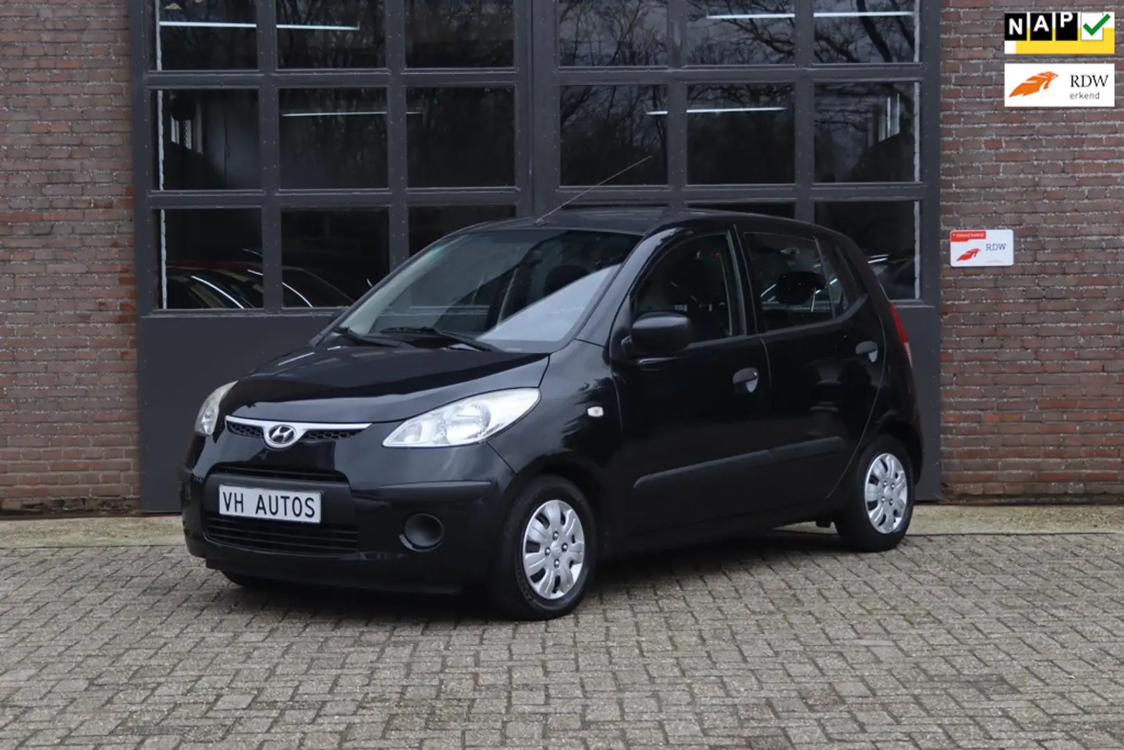 Hyundai i10 1.1 Pure APK-12/24 Schwarz - 1