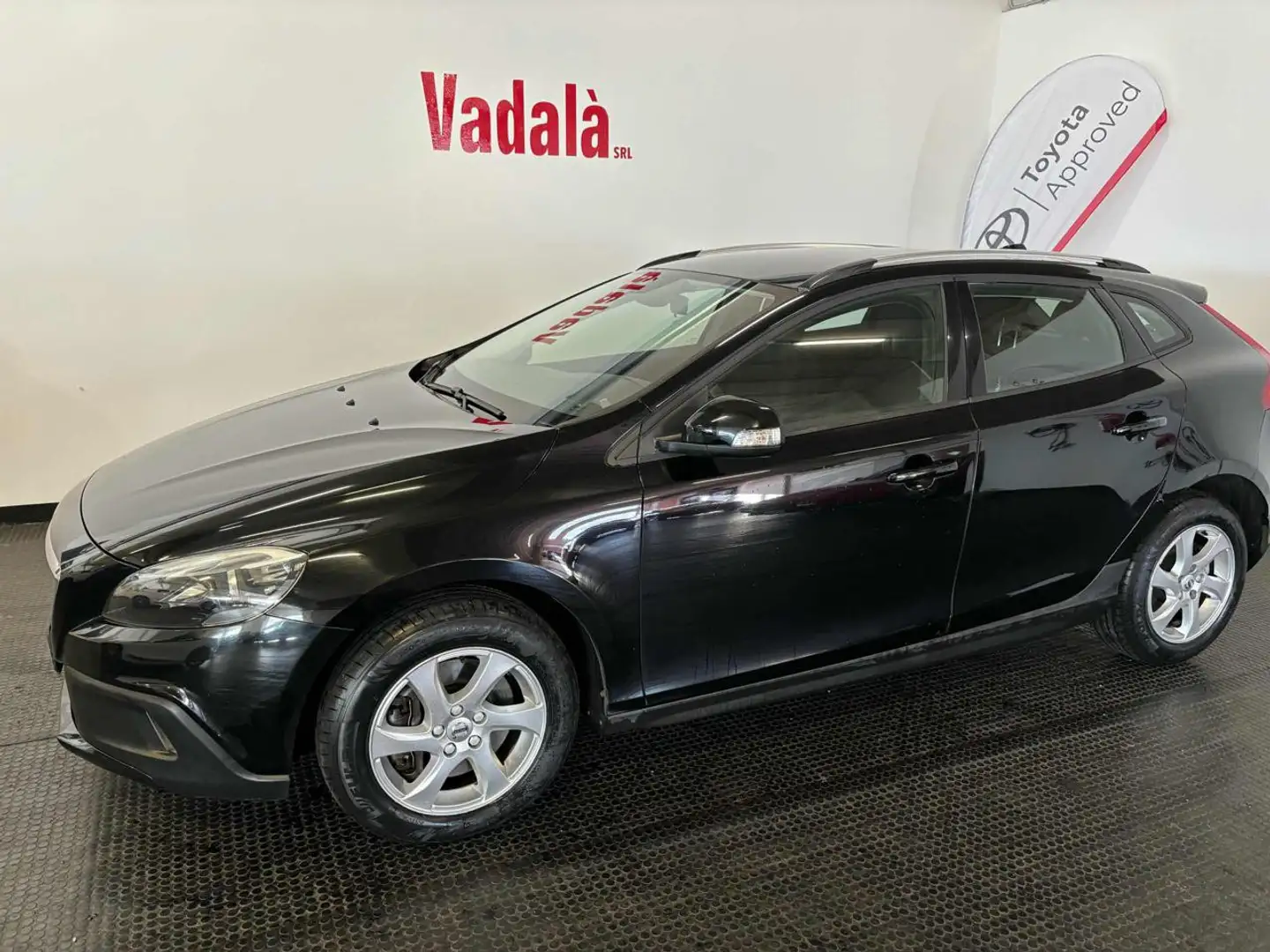 Volvo V40 Cross Country D2 Business  UNICO PROPRIETARIO Negro - 2