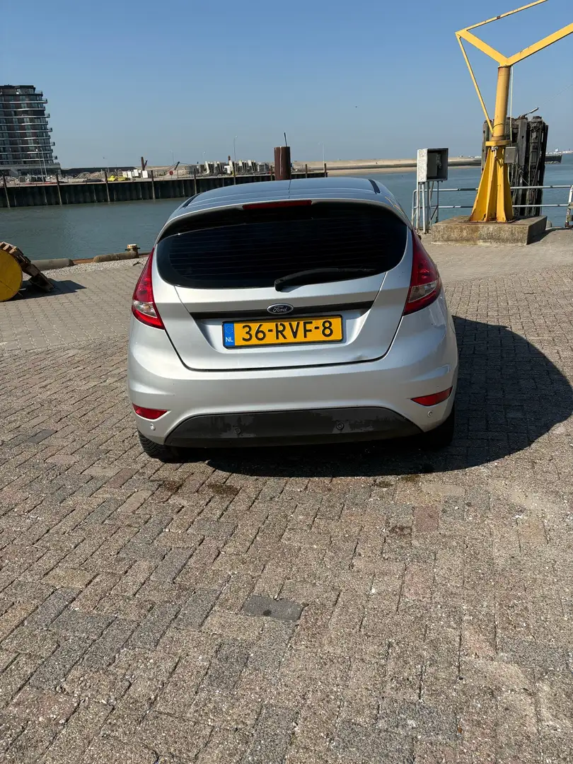 Ford Fiesta 1.6 TDCi ECO. Titan. Grijs - 1