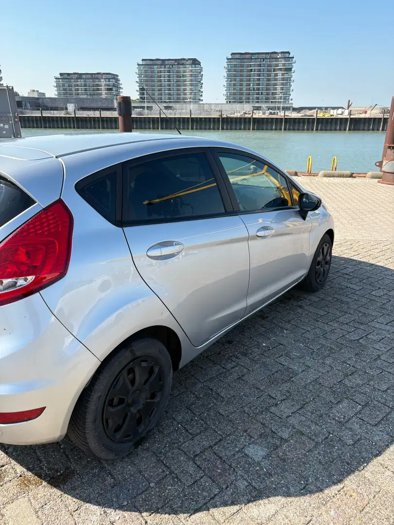 Ford Fiesta 1.6 TDCi ECO. Titan. Grijs - 2