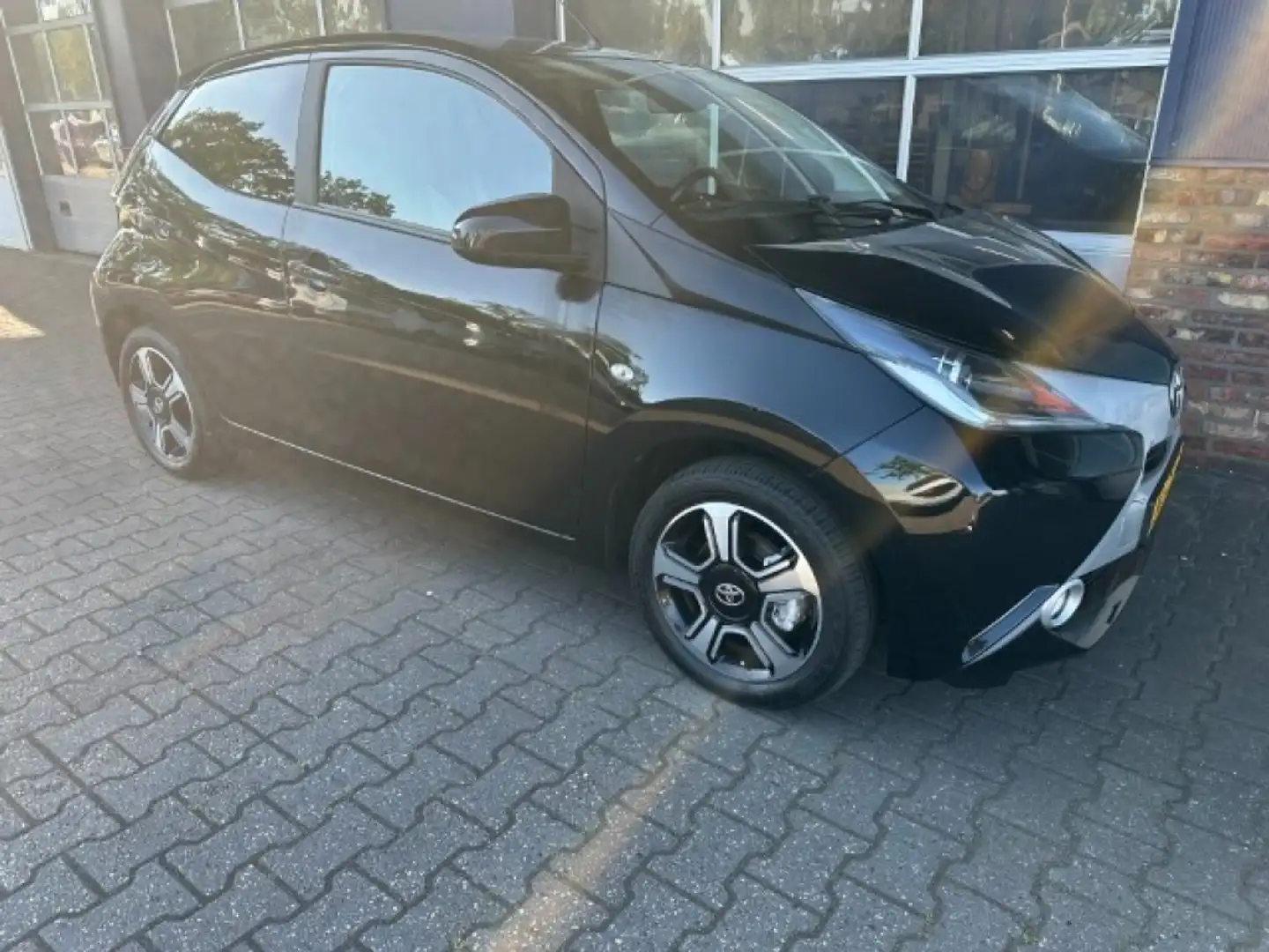 Toyota Aygo 1.0 VVT-I X-CITE CLIMA. CAMERA. LM VELGEN. KEYLESS Zwart - 2