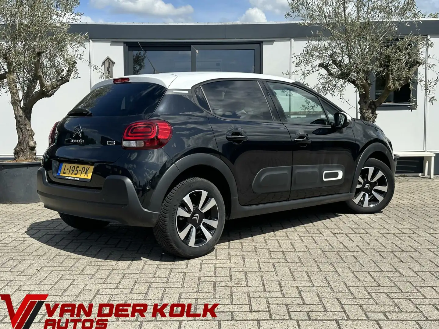 Citroen C3 1.2 PureTech Shine Navigatie Carplay Cruise Climat Zwart - 2