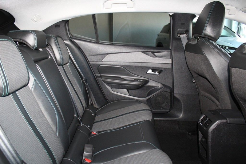 Peugeot 408 Hybrid 145 e-DSC6 Allure*FULL-LED*360°*ACC* — photo 14